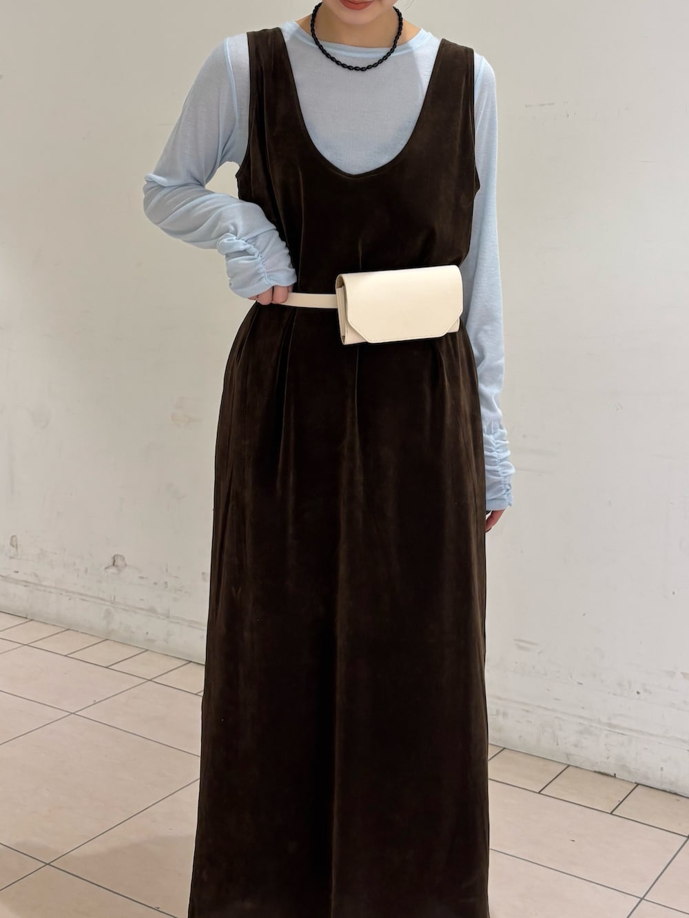 ブラウン系のワンピース、グレー系のTシャツ/カットソー、ホワイト系のボディバッグ/ウエストポーチを着用したレディースの春コーディネートの5枚目の写真