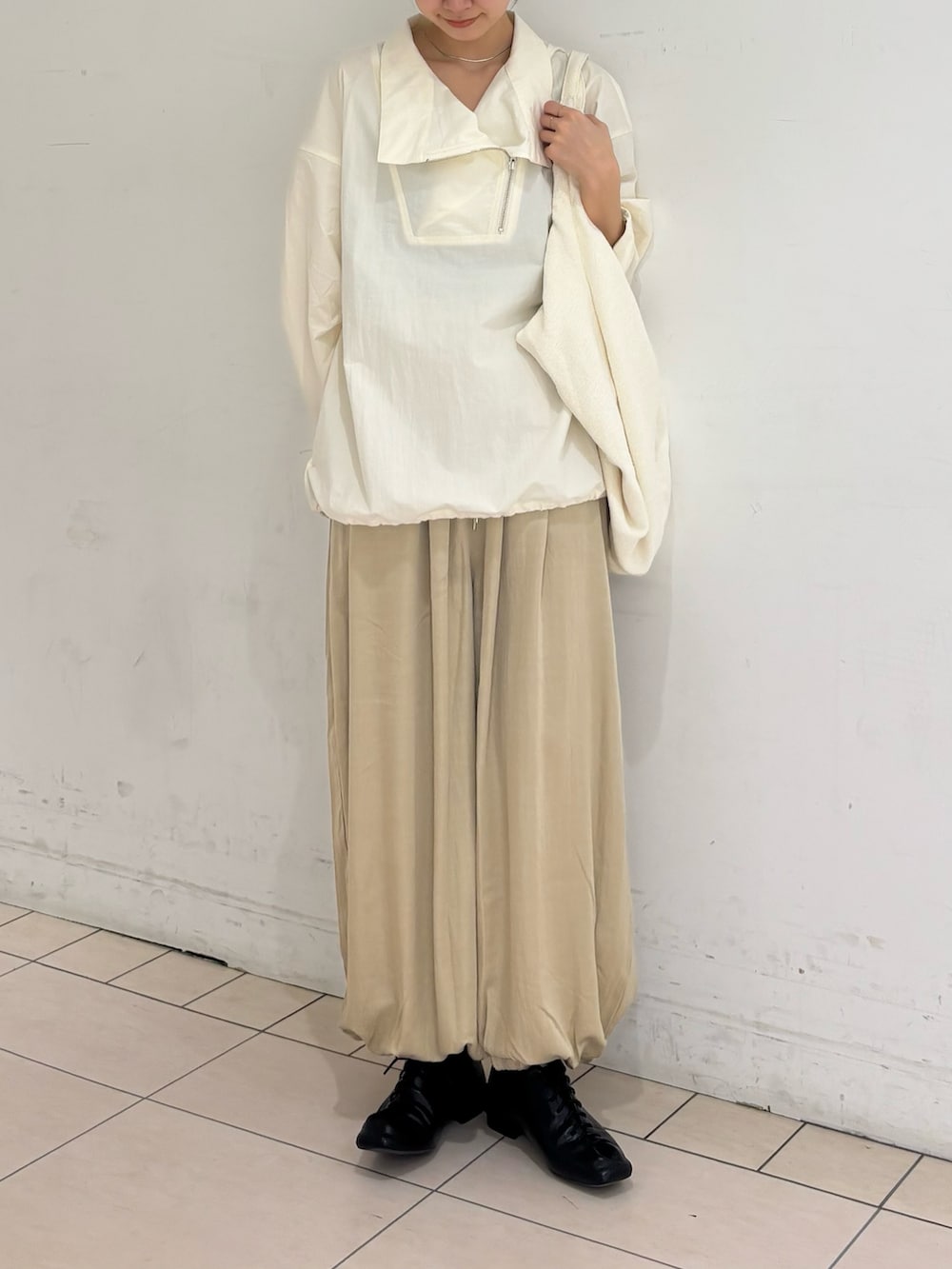 ベージュ系のその他パンツ、ホワイト系のその他アウター、ホワイト系のトートバッグを着用したレディースの春コーディネートの2枚目の写真