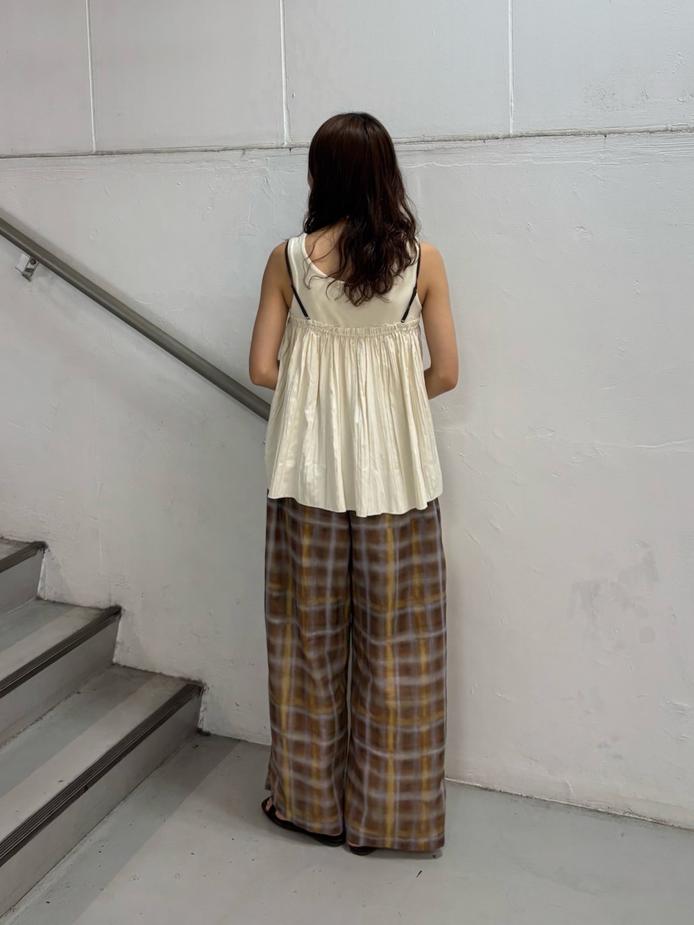 ホワイト系のその他トップス、ブラウン系のその他パンツ、ホワイト系のショルダーバッグを着用したレディースの夏コーディネートの3枚目の写真
