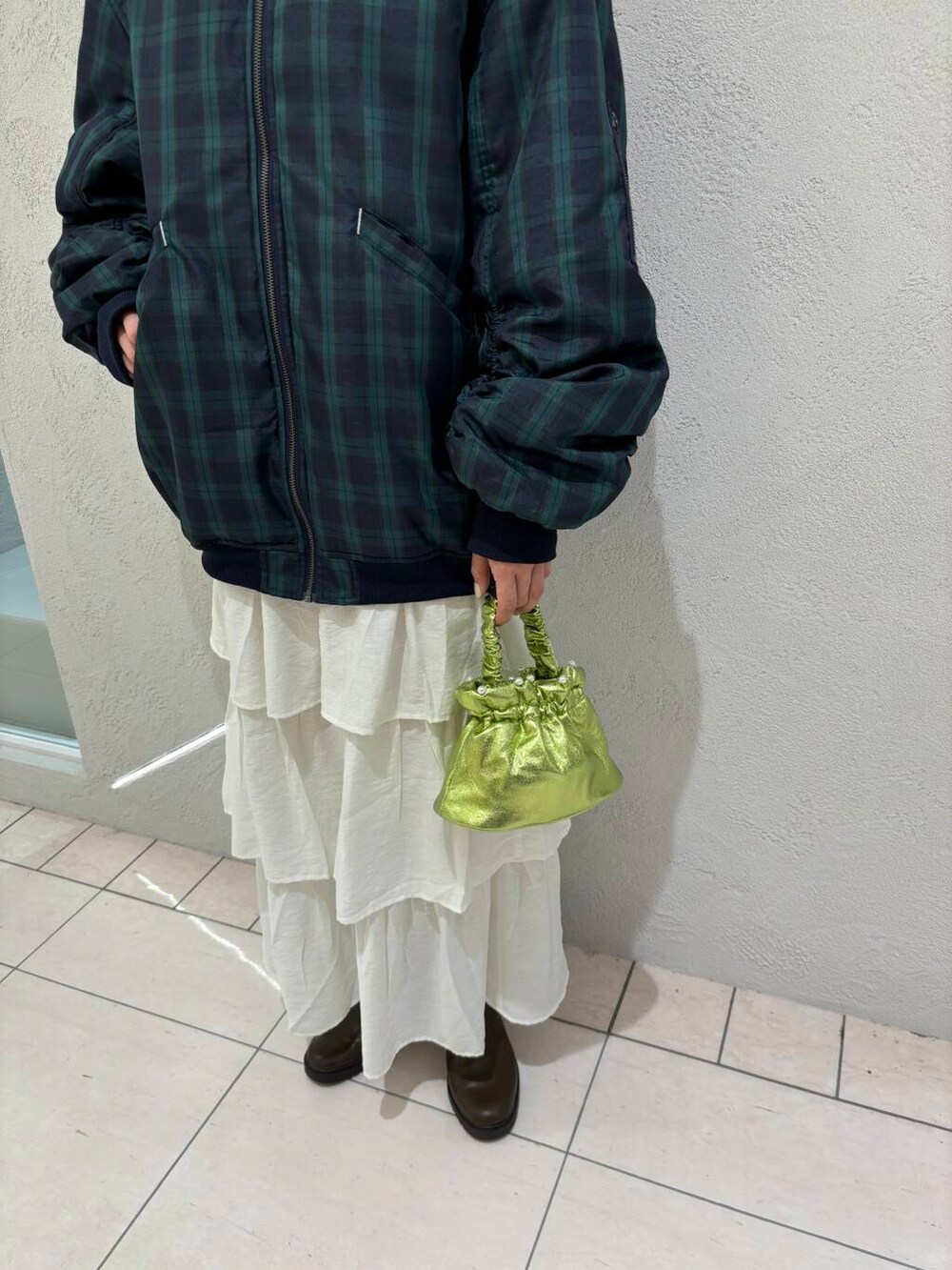 ホワイト系のMA-1、ホワイト系のスカートを着用したレディースの秋コーディネートの2枚目の写真