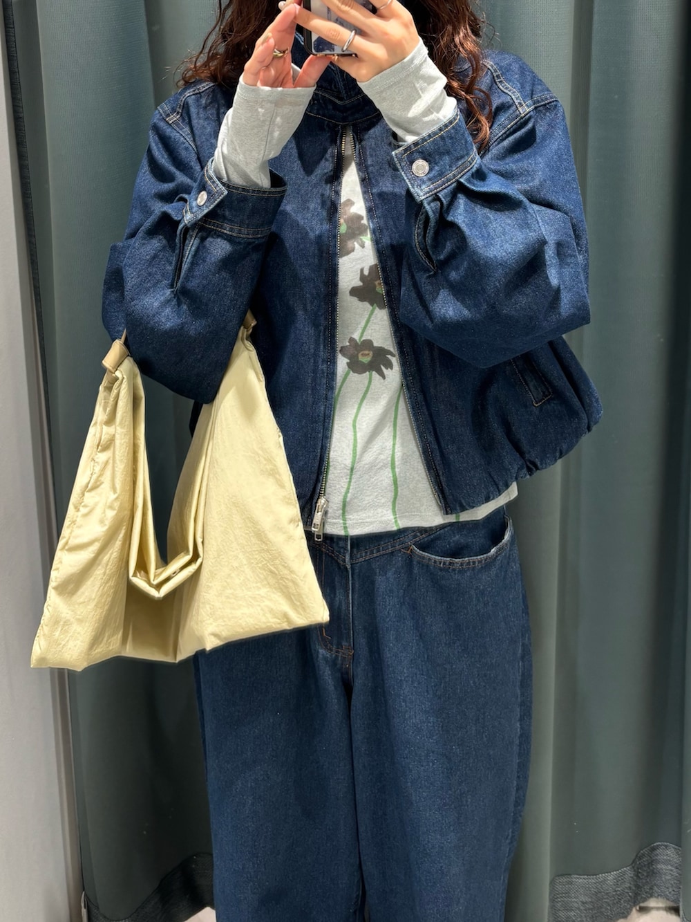 ブルー系のデニムジャケット、ブルー系のデニムパンツ、ブルー系のTシャツ/カットソーを着用したレディースの秋コーディネートの4枚目の写真