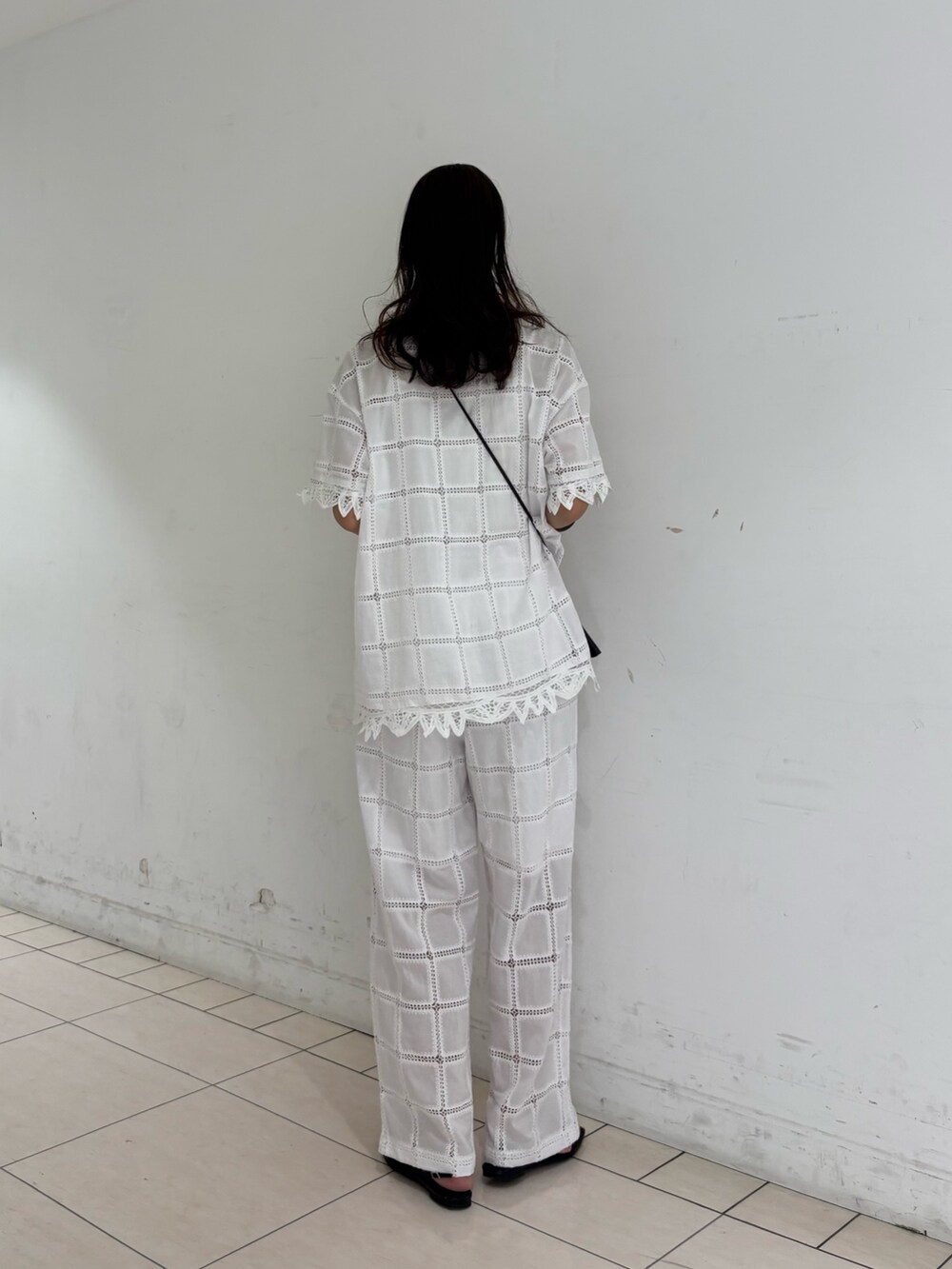 ホワイト系のその他パンツ、ホワイト系のシャツ/ブラウスを着用したレディースの春コーディネートの4枚目の写真