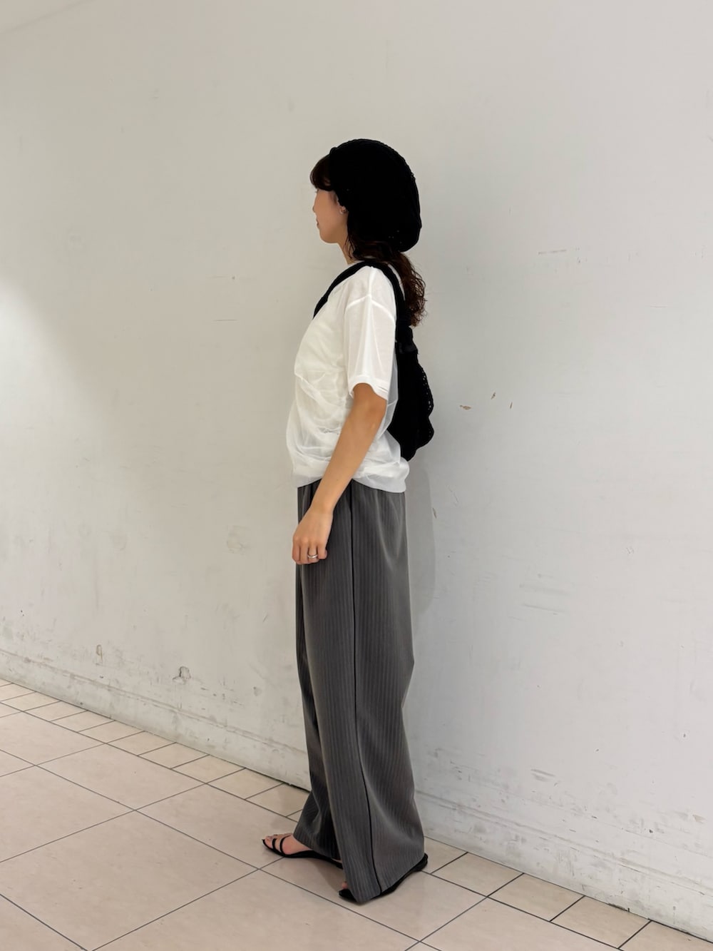 グレー系のその他パンツ、ホワイト系のTシャツ/カットソー、ホワイト系のショルダーバッグを着用したレディースの夏コーディネートの2枚目の写真