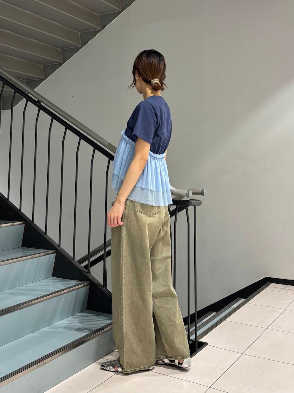 シルバー系のサンダル、ブルー系のTシャツ/カットソー、グリーン系のデニムパンツを着用したレディースの夏コーディネートの3枚目の写真