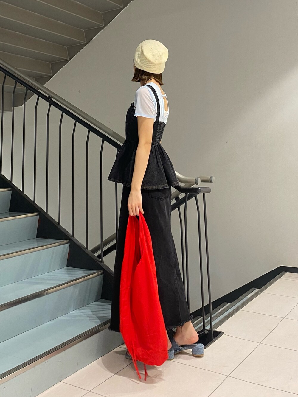 ブラック系のその他トップス、レッド系のショルダーバッグ、ブルー系のサンダルを着用したレディースの春コーディネートの2枚目の写真