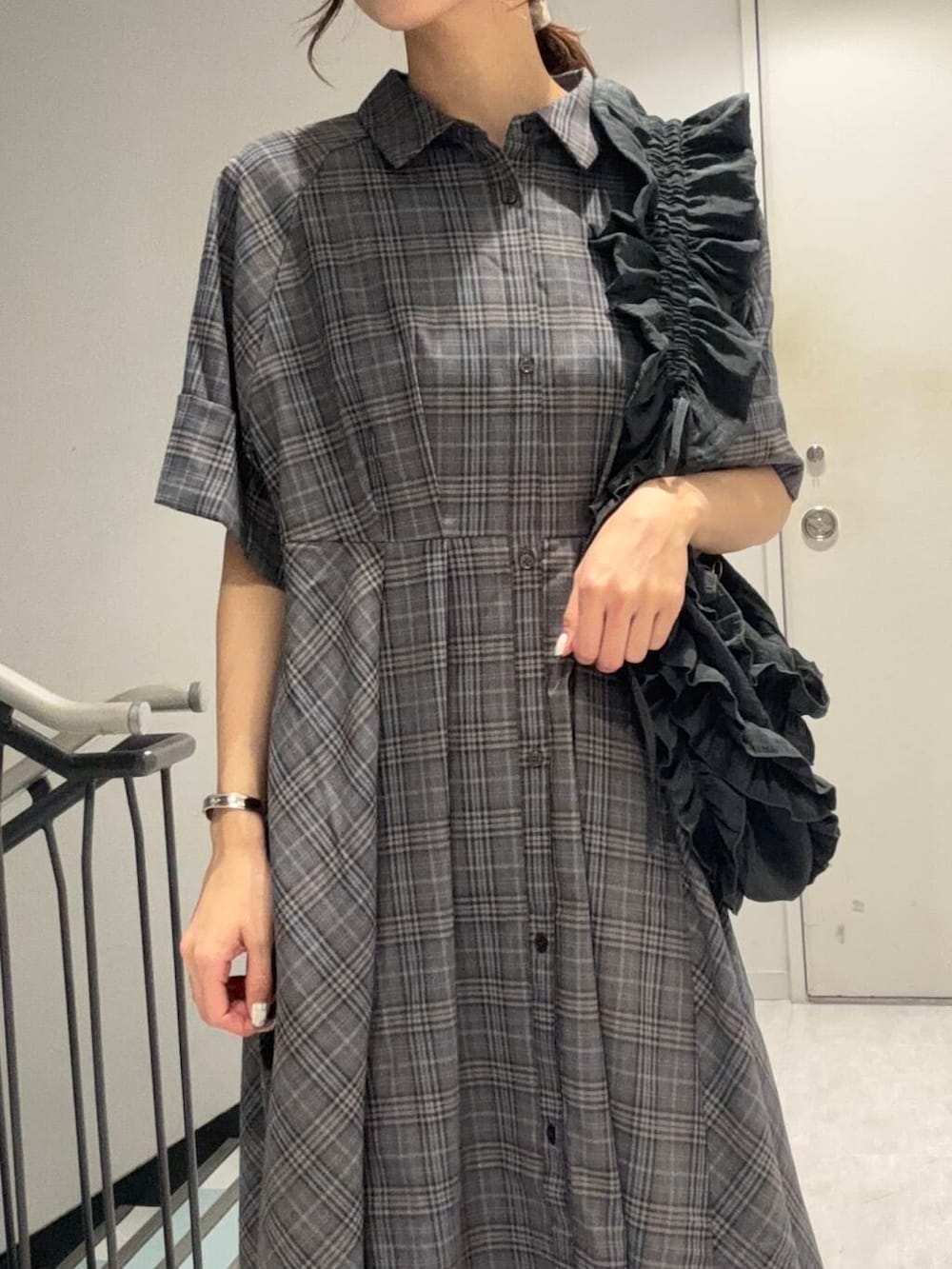 グレー系のショルダーバッグ、ブルー系のワンピース、ブラウン系のスニーカーを着用したレディースの夏コーディネートの4枚目の写真