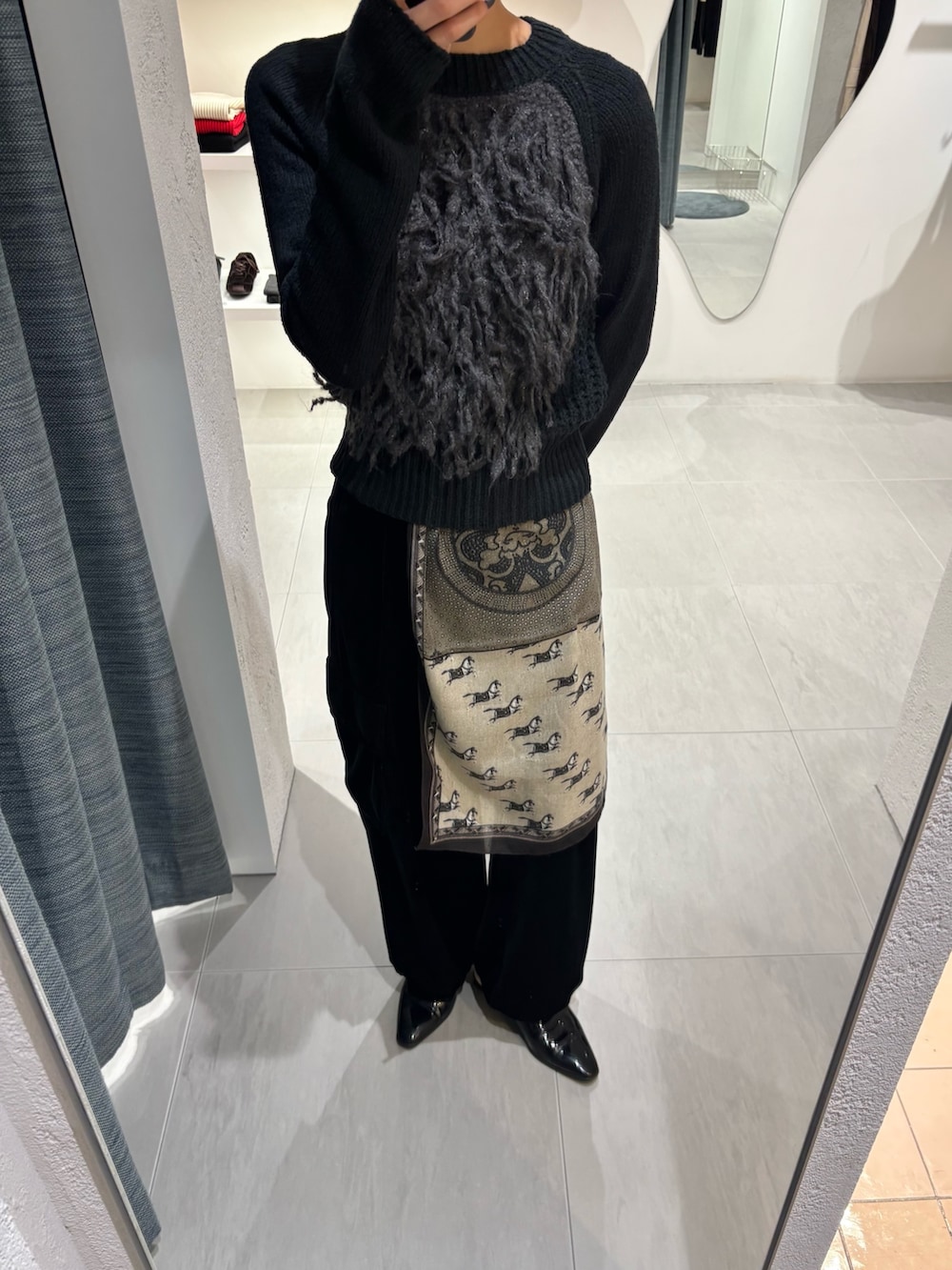 ブラック系のその他パンツ、グレー系のニット/セーター、ホワイト系のハンドバッグを着用したレディースの冬コーディネートの3枚目の写真