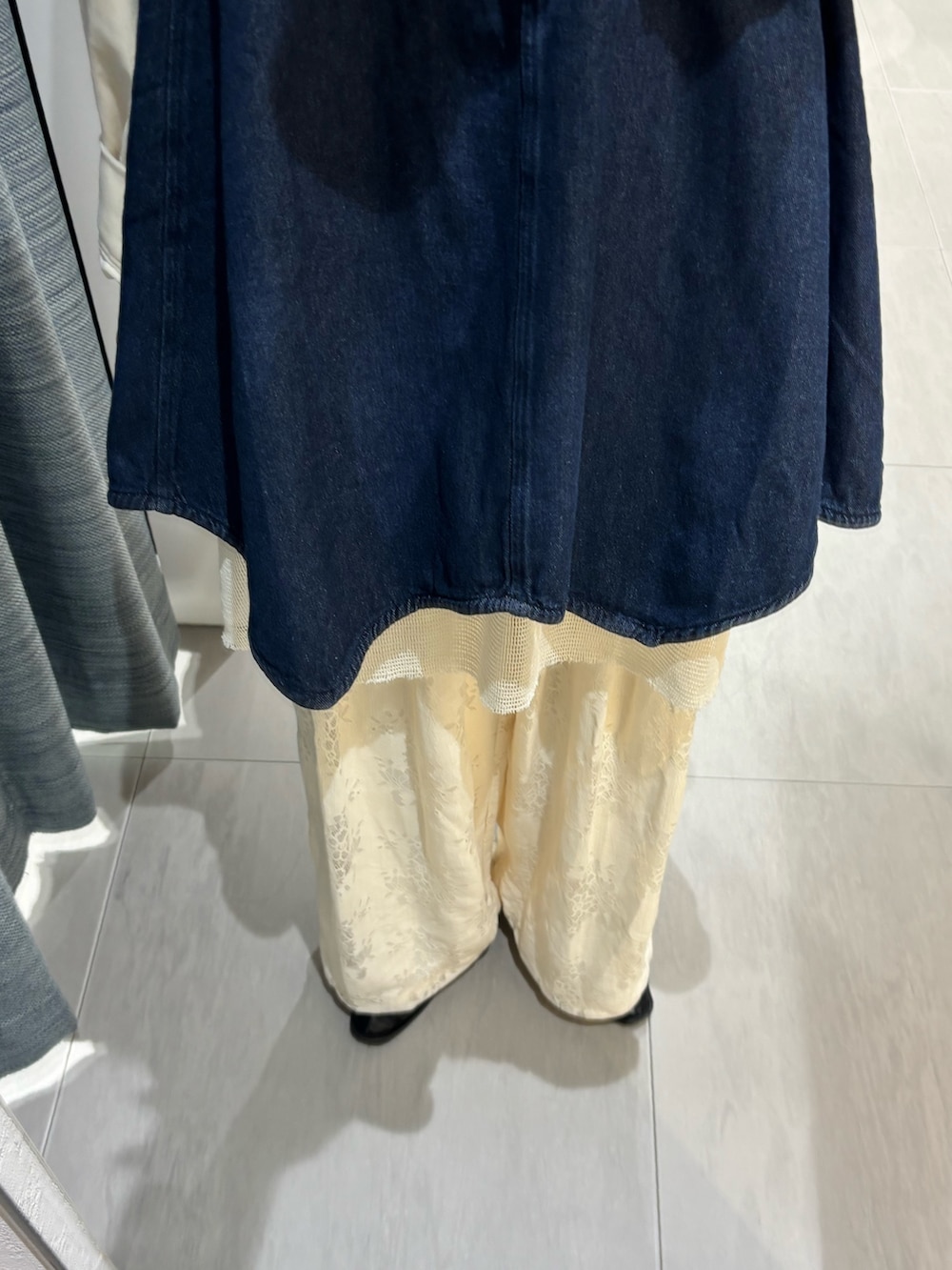 ブルー系のワンピース、ホワイト系のシャツ/ブラウス、ブラック系のボストンバッグを着用したレディースの冬コーディネートの7枚目の写真