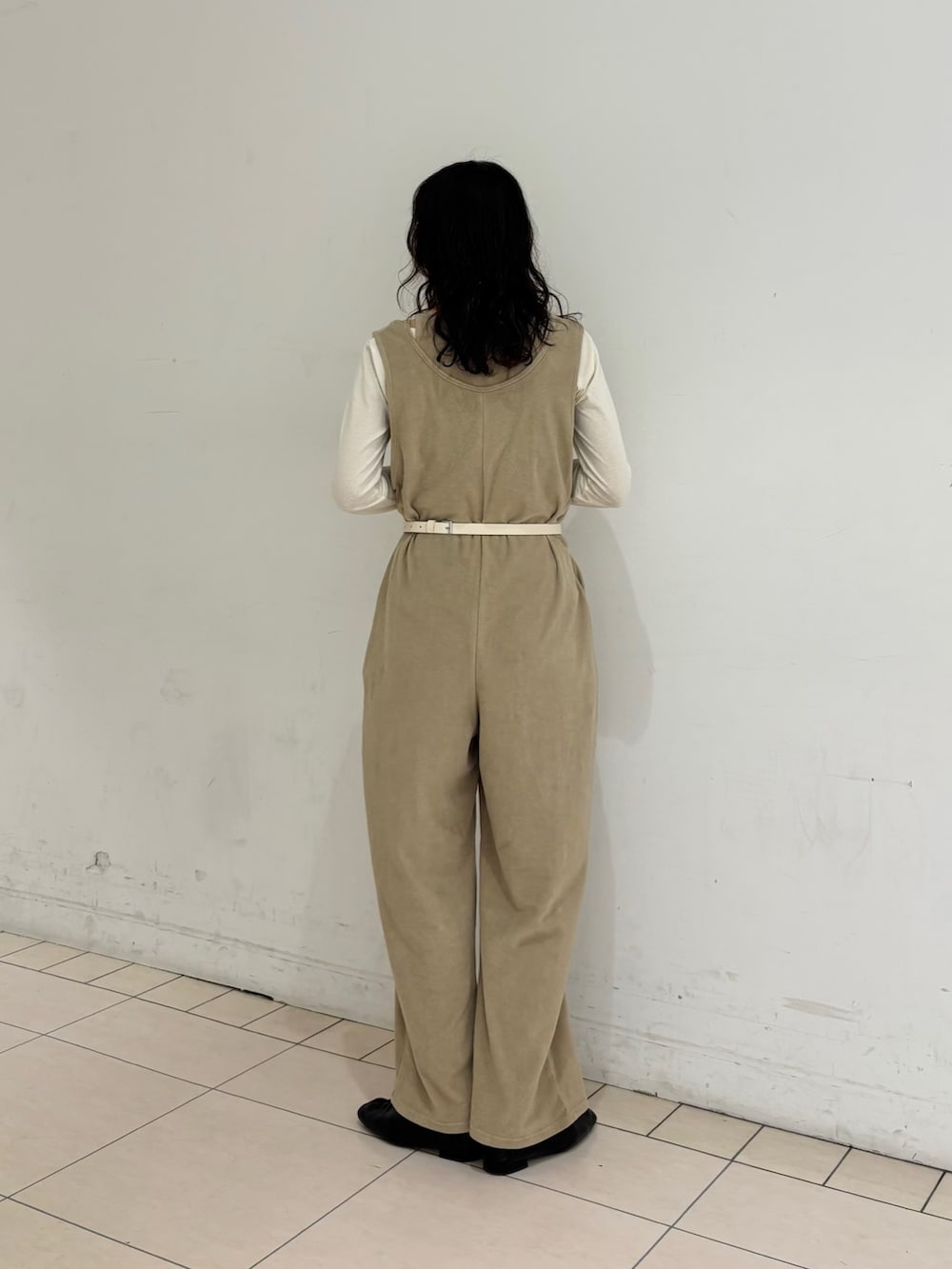 ベージュ系のその他パンツ、ホワイト系のボディバッグ/ウエストポーチ、ブラック系のその他シューズを着用したレディースの春コーディネートの2枚目の写真