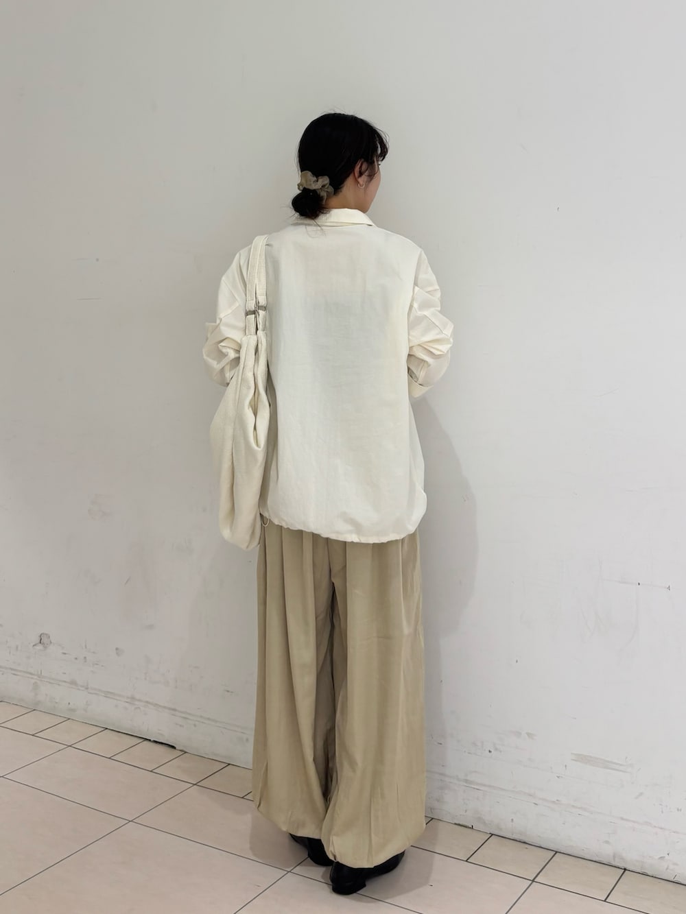 ベージュ系のその他パンツ、ホワイト系のその他アウター、ホワイト系のトートバッグを着用したレディースの春コーディネートの4枚目の写真