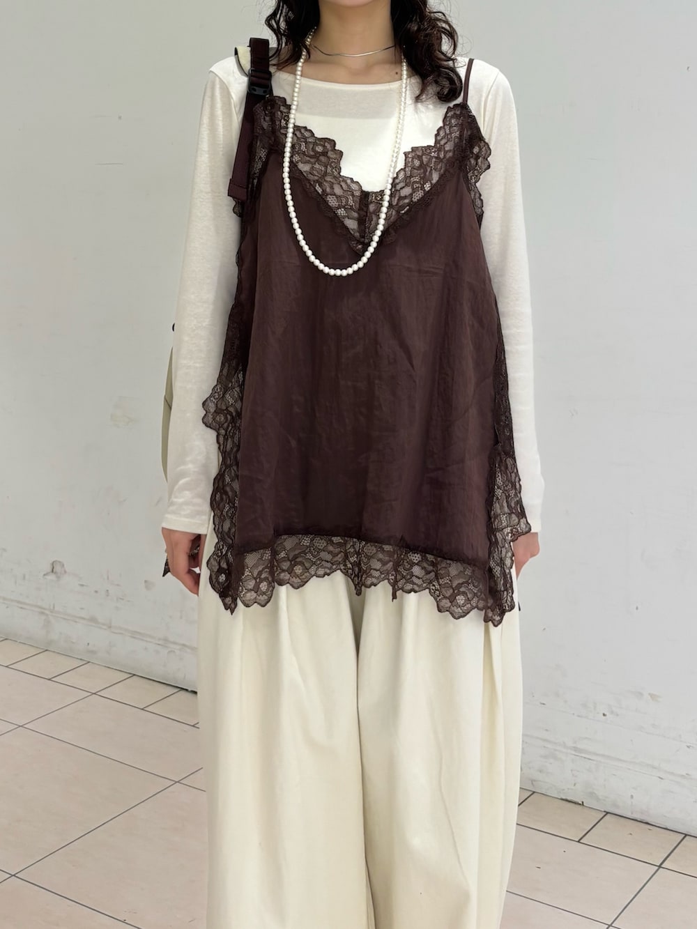 ブラウン系のキャミソール、ホワイト系のその他パンツ、ブラック系のその他シューズを着用したレディースの春コーディネートの4枚目の写真