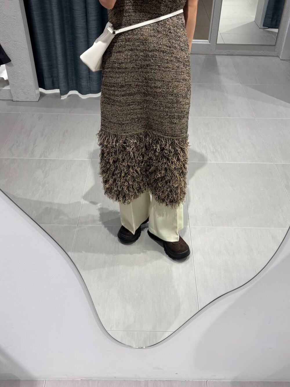 ホワイト系のショルダーバッグ、ベージュ系のその他パンツ、ベージュ系のワンピースを着用したレディースの夏コーディネートの3枚目の写真