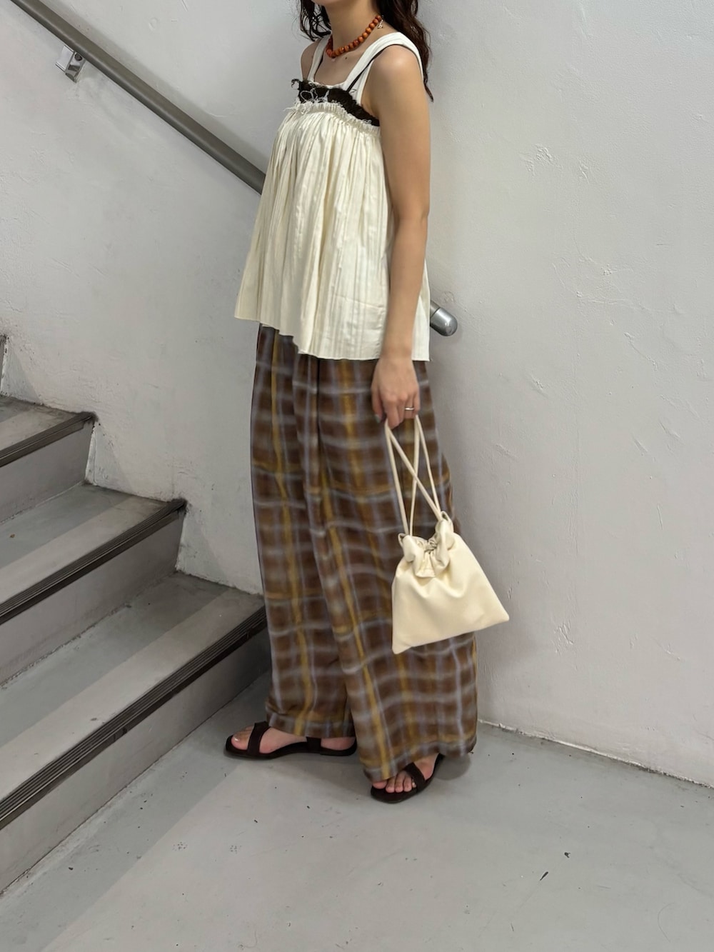 ホワイト系のその他トップス、ブラウン系のその他パンツ、ホワイト系のショルダーバッグを着用したレディースの夏コーディネートの4枚目の写真