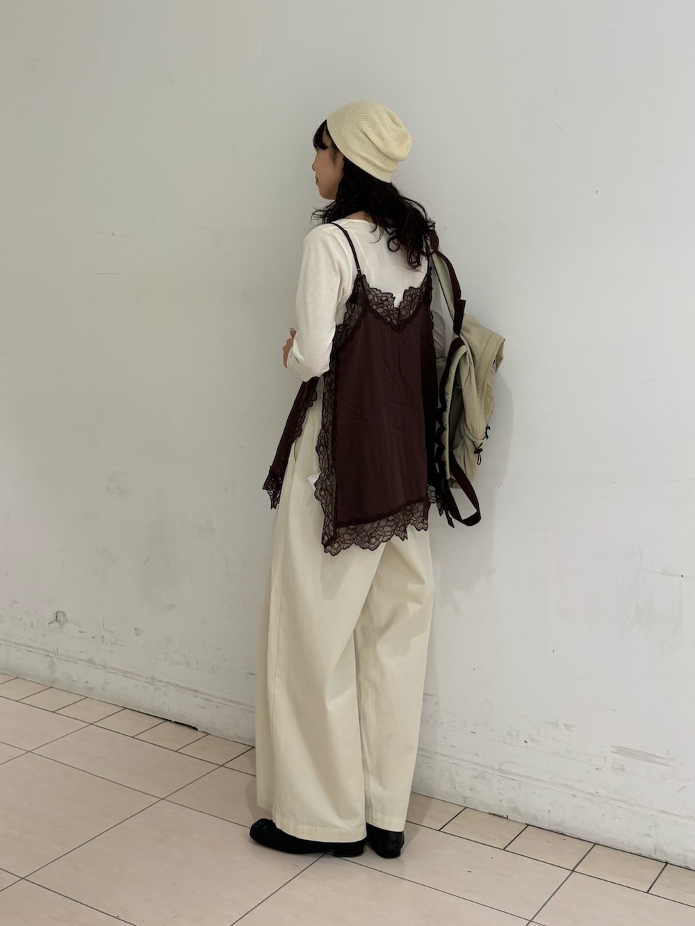 ブラウン系のキャミソール、ホワイト系のその他パンツ、ブラック系のその他シューズを着用したレディースの春コーディネートの2枚目の写真