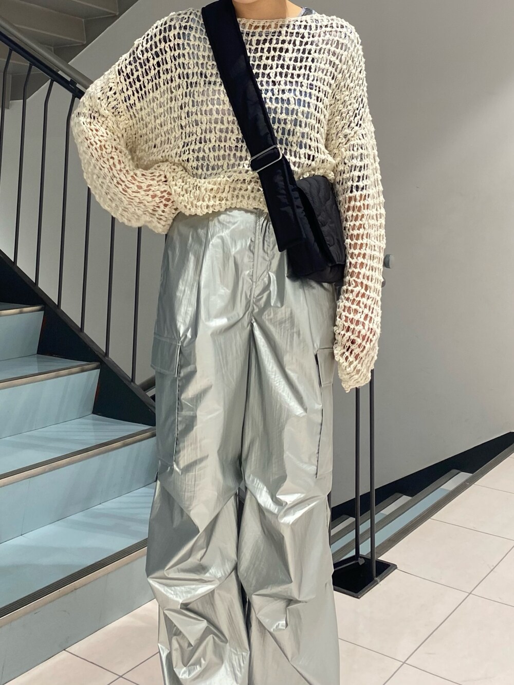 シルバー系のその他パンツ、グレー系のTシャツ/カットソー、ホワイト系のニット/セーターを着用したレディースの冬コーディネートの3枚目の写真