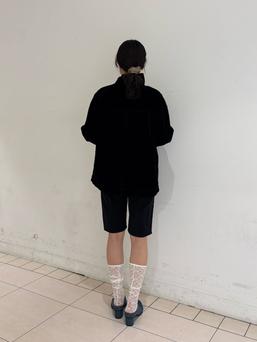 ブラック系のブルゾン、ブラック系のその他パンツ、ブルー系のサンダルを着用したレディースの冬コーディネートの4枚目の写真