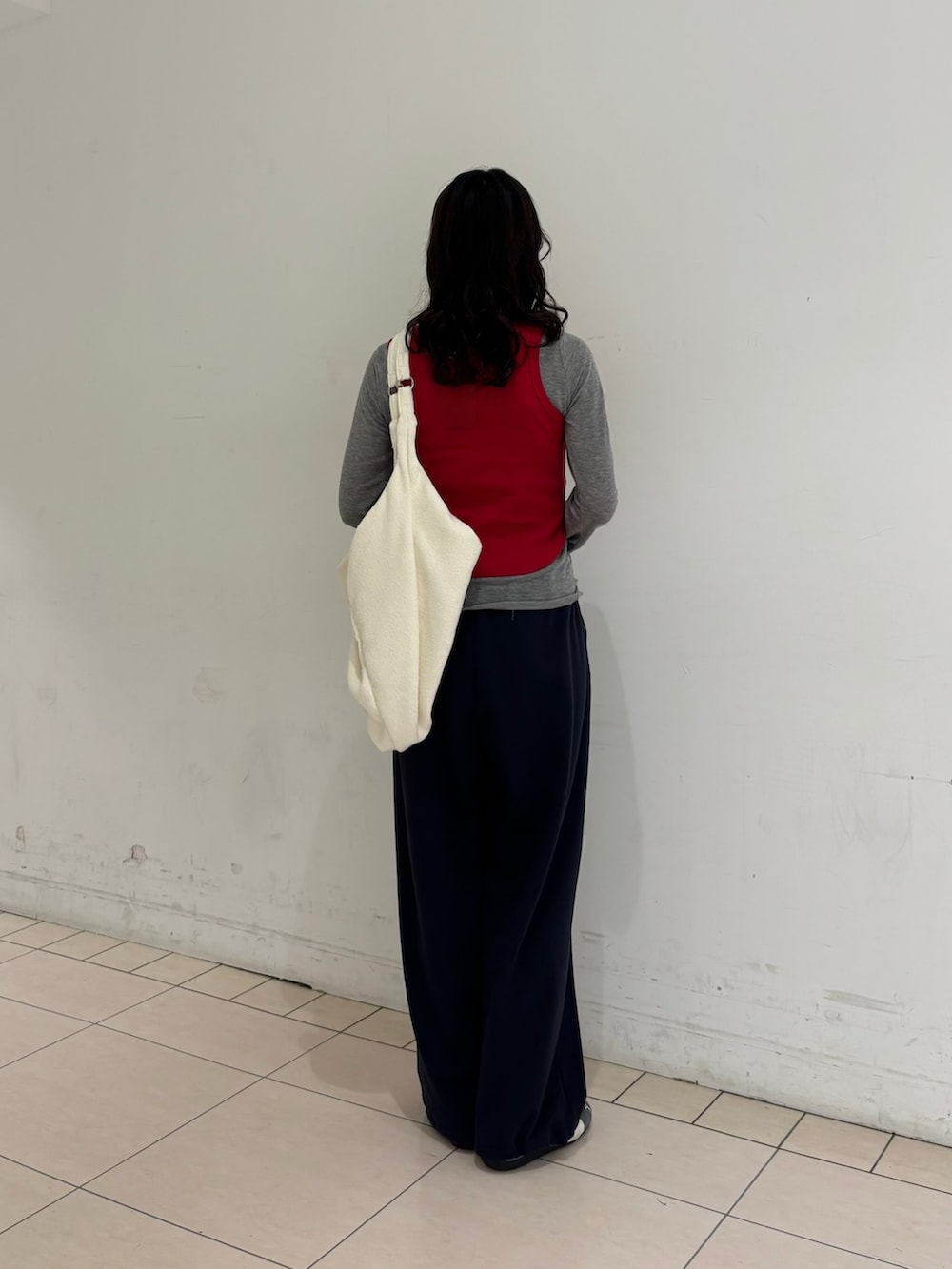 ブルー系のその他パンツ、グレー系のTシャツ/カットソー、レッド系のタンクトップを着用したレディースの春コーディネートの4枚目の写真