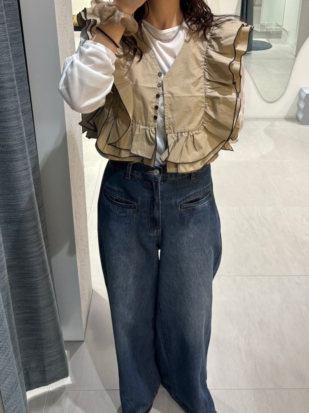 ブルー系のデニムパンツ、ベージュ系のシャツ/ブラウス、ホワイト系のTシャツ/カットソーを着用したレディースの春コーディネートの4枚目の写真