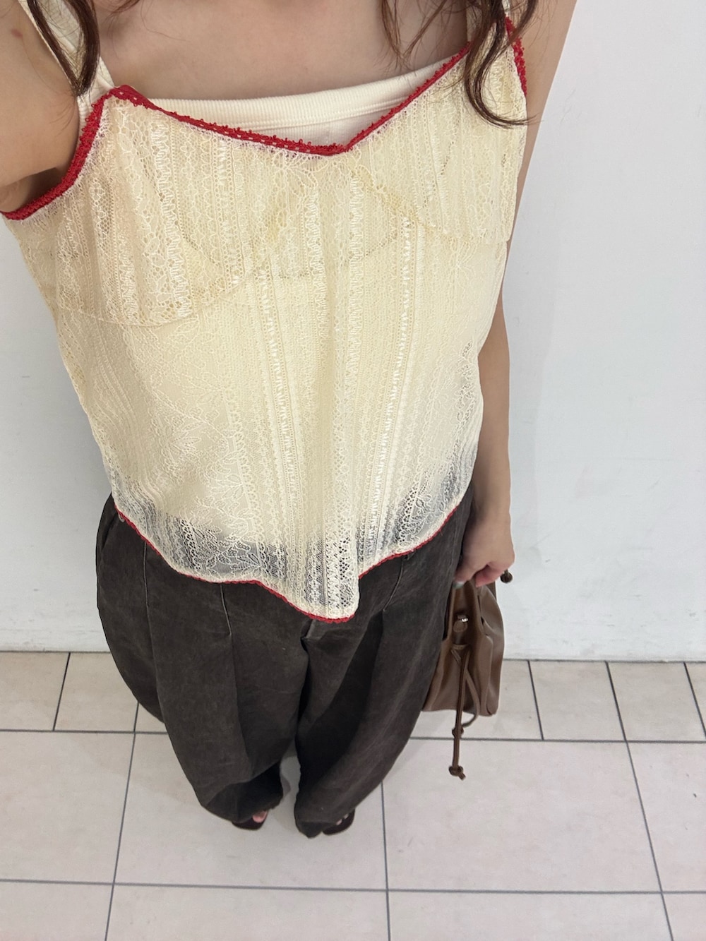 ブラウン系のその他パンツ、ブラウン系のハンドバッグ、ホワイト系のキャミソールを着用したレディースの夏コーディネートの4枚目の写真