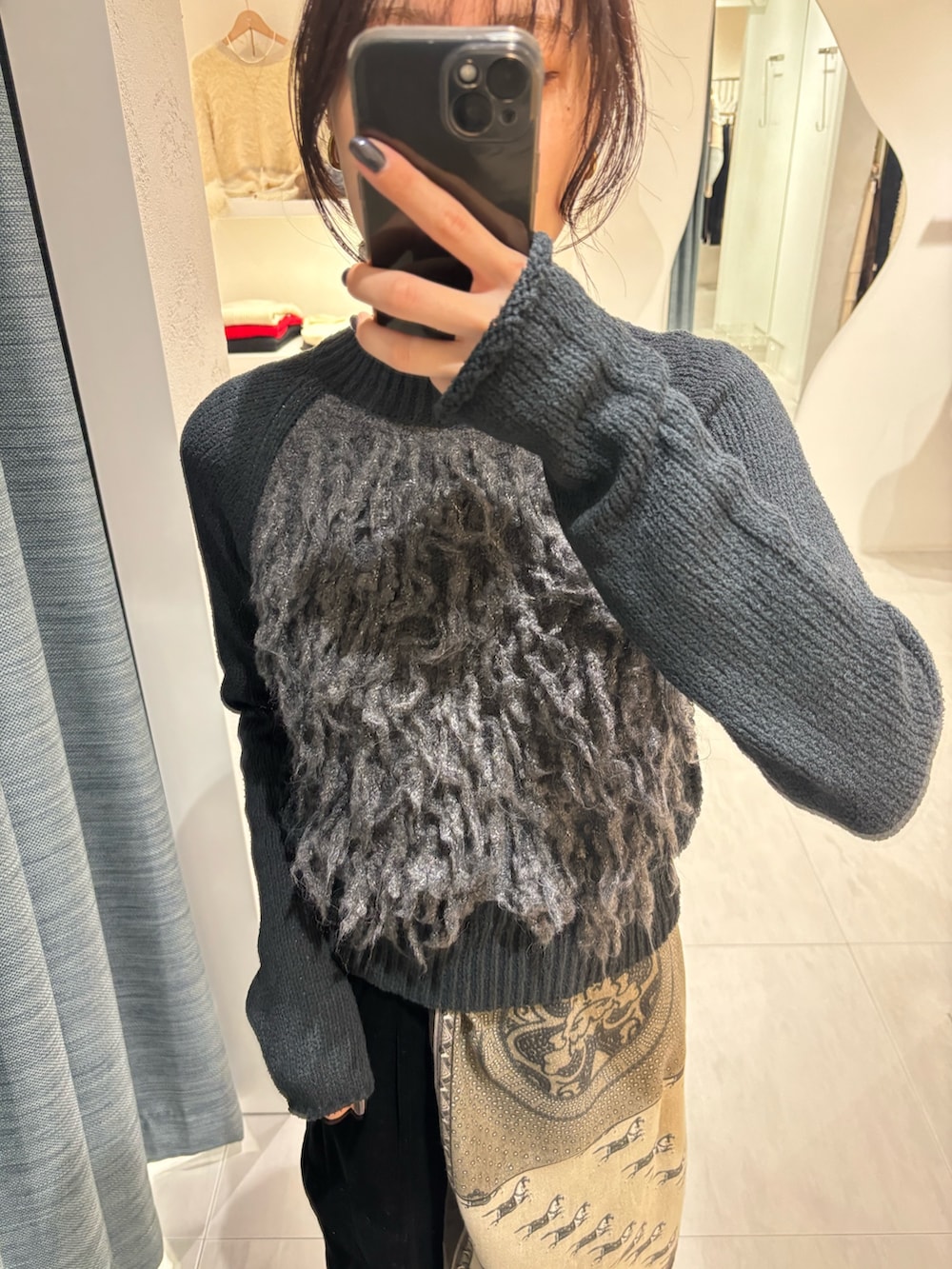 ブラック系のその他パンツ、グレー系のニット/セーター、ホワイト系のハンドバッグを着用したレディースの冬コーディネートの4枚目の写真