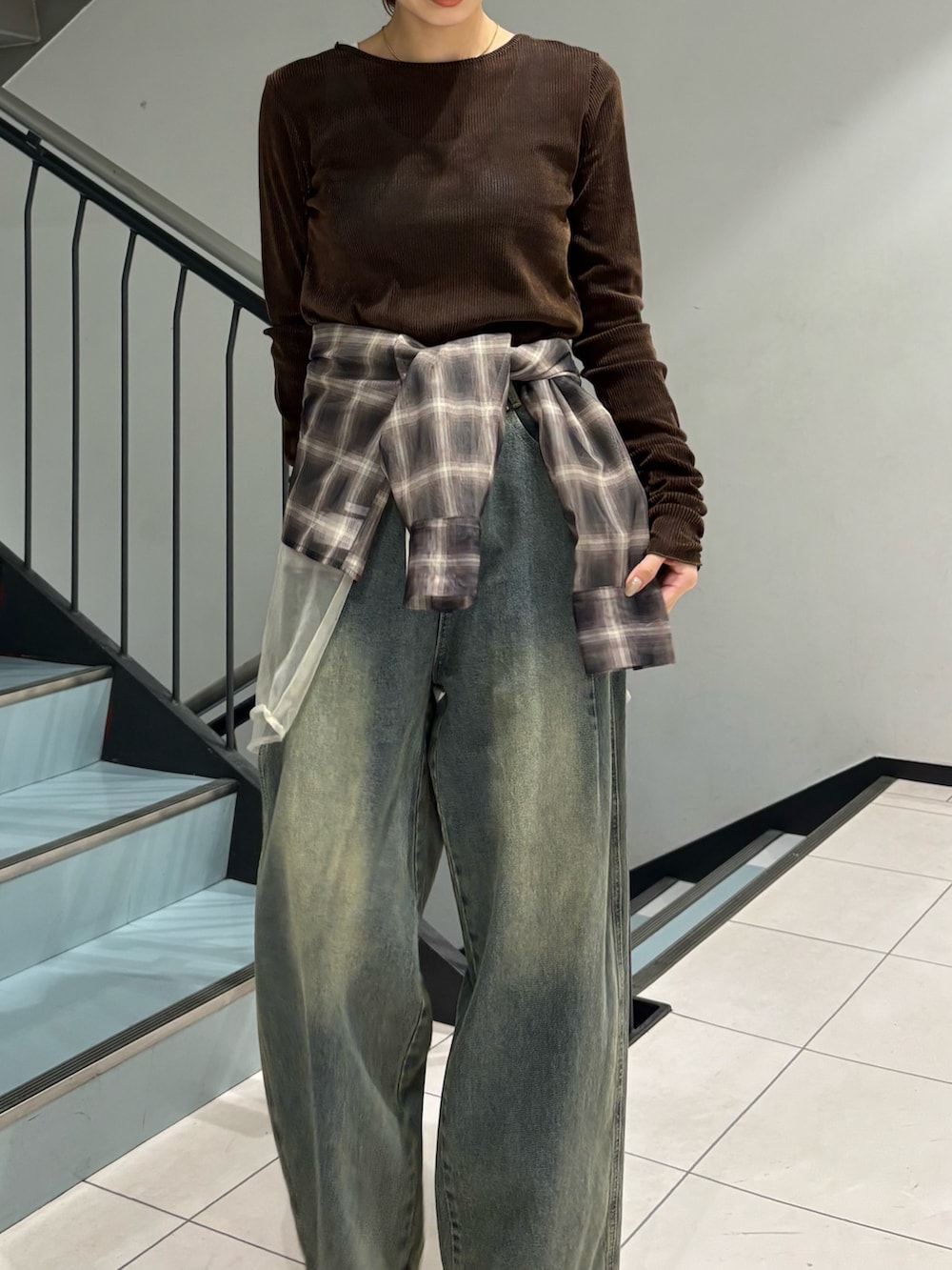 ブラウン系のTシャツ/カットソー、ブルー系のデニムパンツ、ブラウン系のシャツ/ブラウスを着用したレディースの秋コーディネートの3枚目の写真