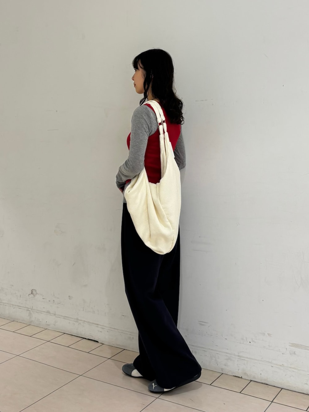 ブルー系のその他パンツ、グレー系のTシャツ/カットソー、レッド系のタンクトップを着用したレディースの春コーディネートの3枚目の写真