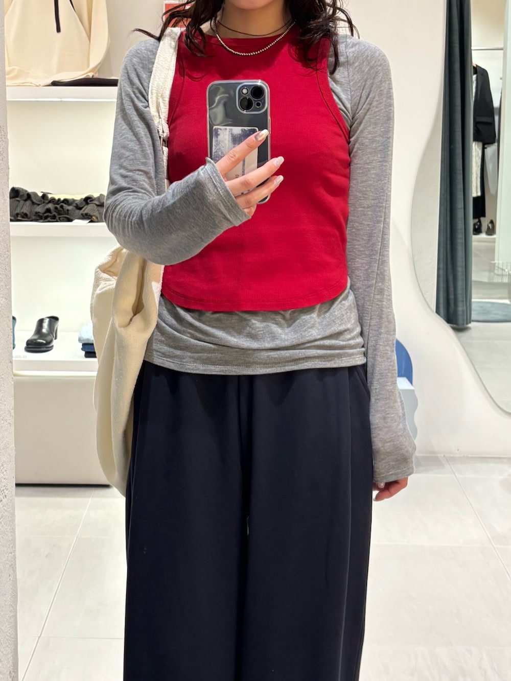 ブルー系のその他パンツ、グレー系のTシャツ/カットソー、レッド系のタンクトップを着用したレディースの春コーディネートの5枚目の写真