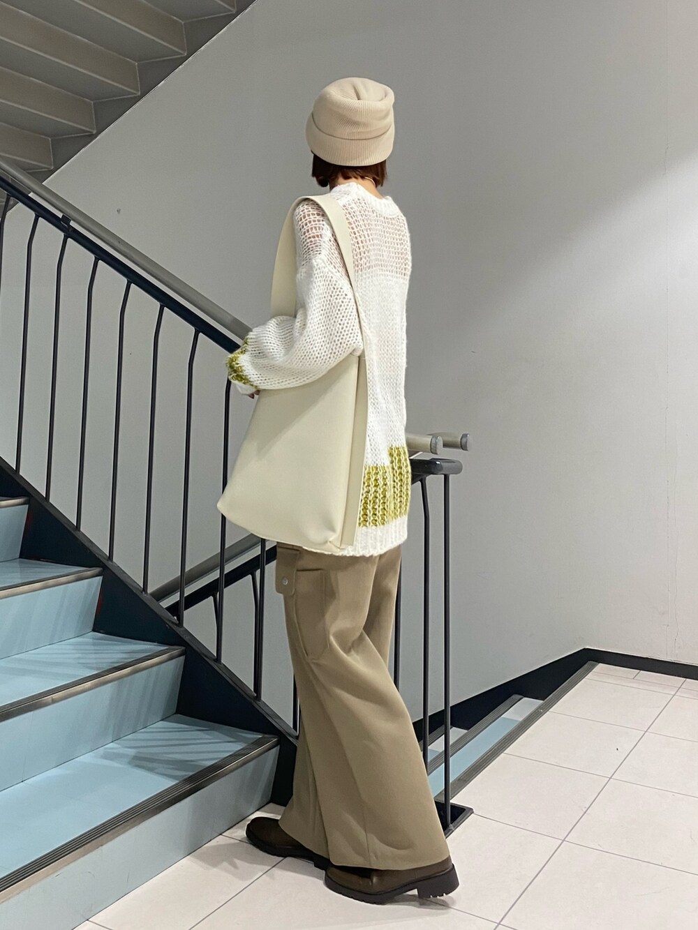 ホワイト系のショルダーバッグ、ホワイト系のニット/セーター、グリーン系のその他パンツを着用したレディースの冬コーディネートの3枚目の写真
