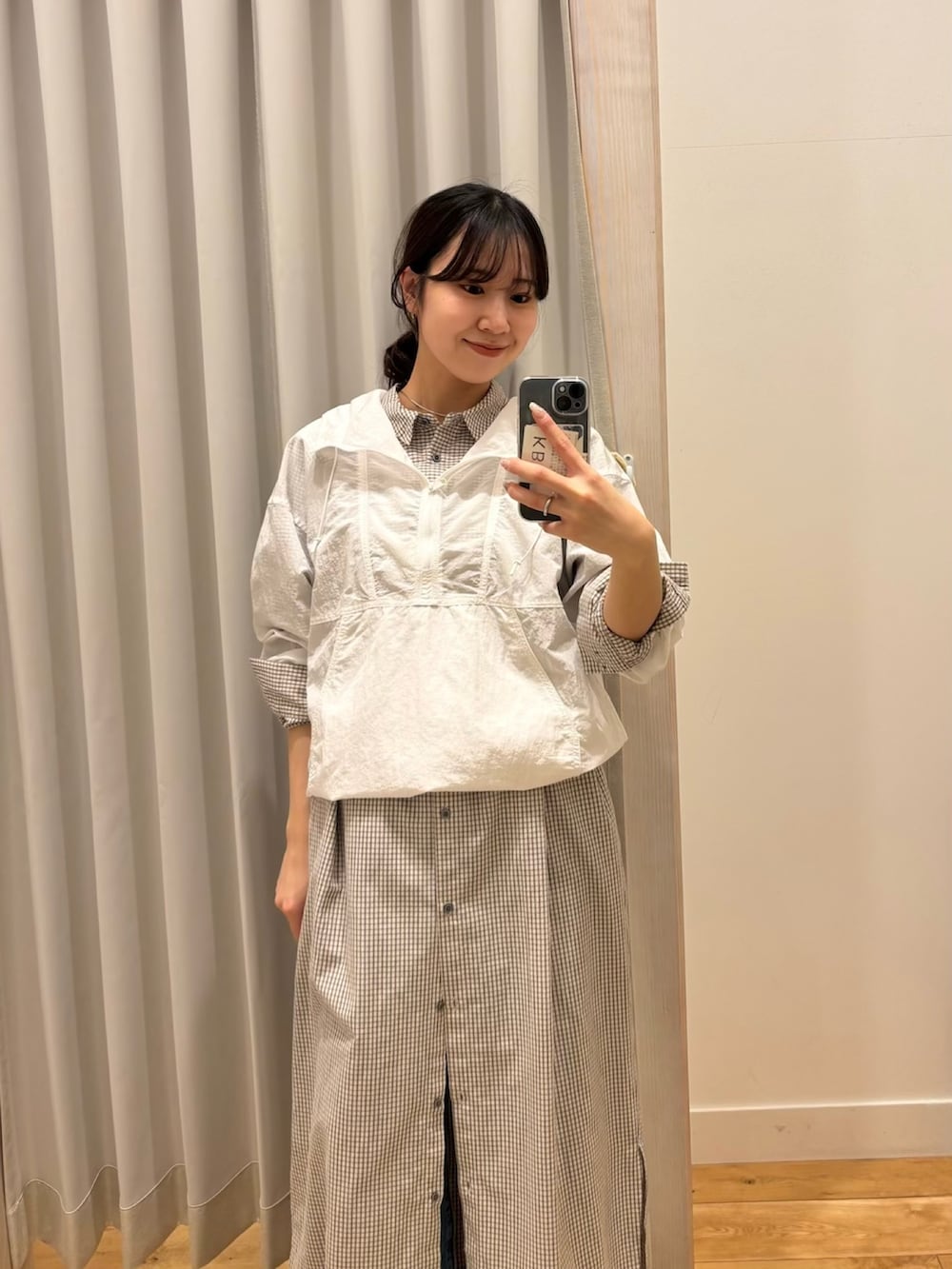 その他のワンピース、ホワイト系のパーカー、ブルー系のデニムパンツを着用したレディースの春コーディネートの3枚目の写真