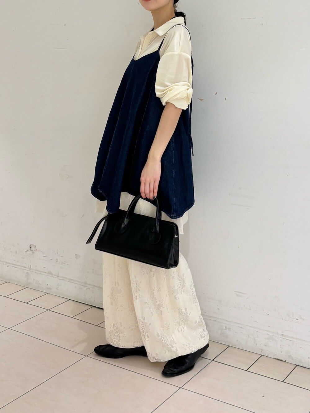 ブルー系のワンピース、ホワイト系のシャツ/ブラウス、ブラック系のボストンバッグを着用したレディースの冬コーディネートの4枚目の写真