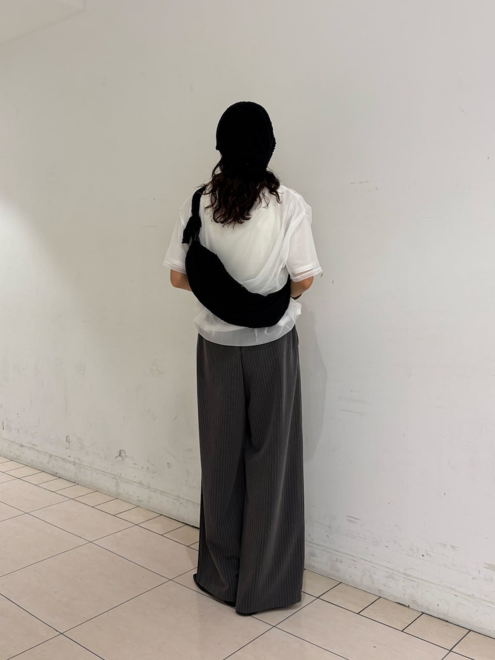 グレー系のその他パンツ、ホワイト系のTシャツ/カットソー、ホワイト系のショルダーバッグを着用したレディースの夏コーディネートの3枚目の写真