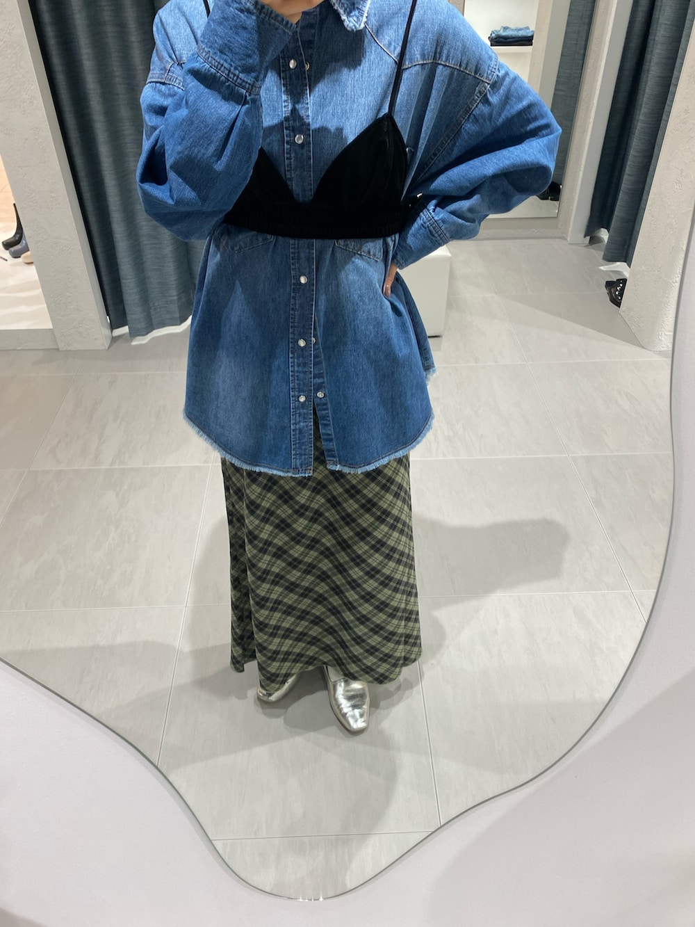 ブルー系のシャツ/ブラウス、ブラック系のその他トップス、グリーン系のスカートを着用したレディースの秋コーディネートの2枚目の写真