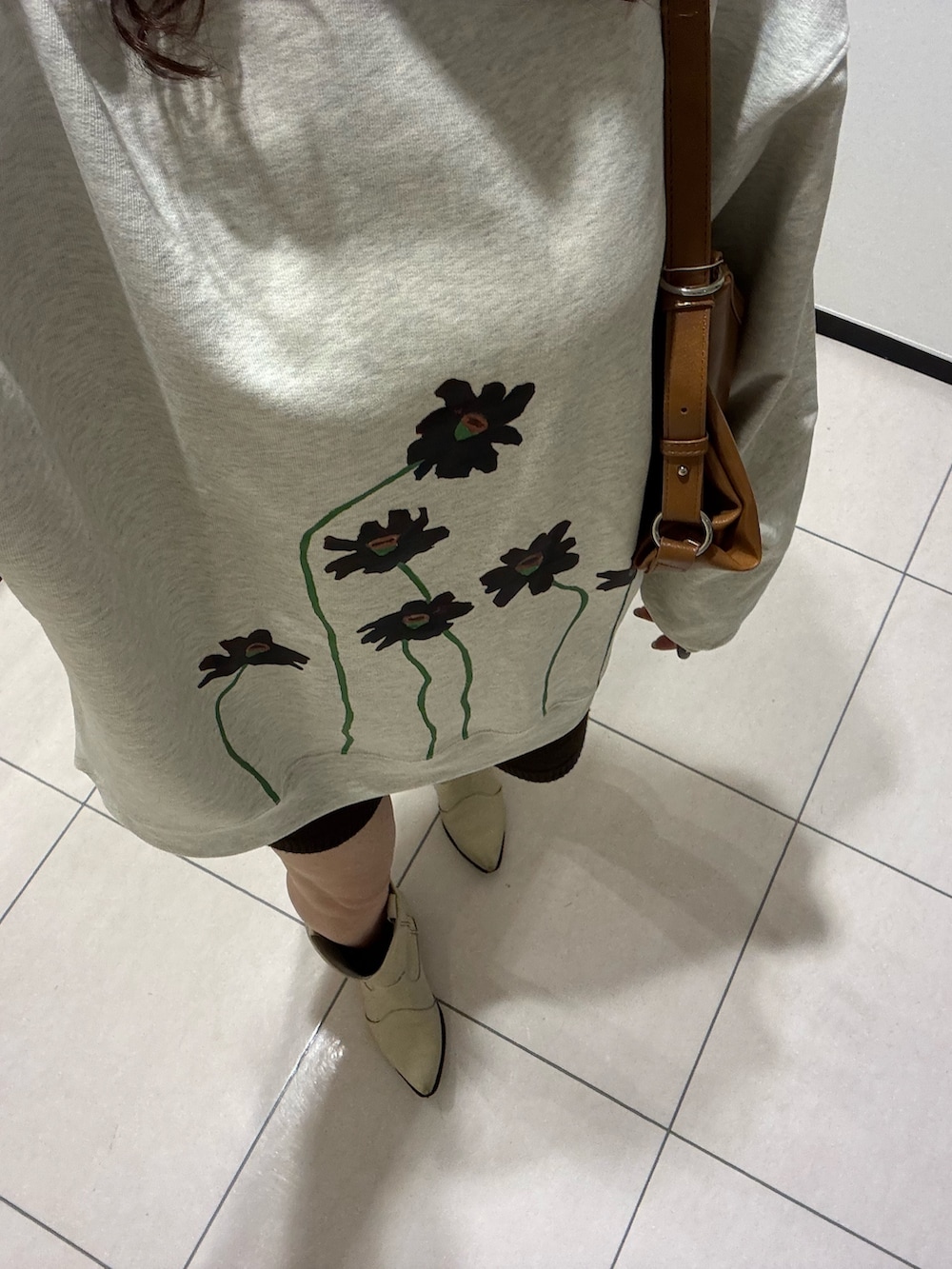 ベージュ系のスウェット、ブラウン系のその他パンツ、イエロー系のショルダーバッグを着用したレディースの秋コーディネートの4枚目の写真