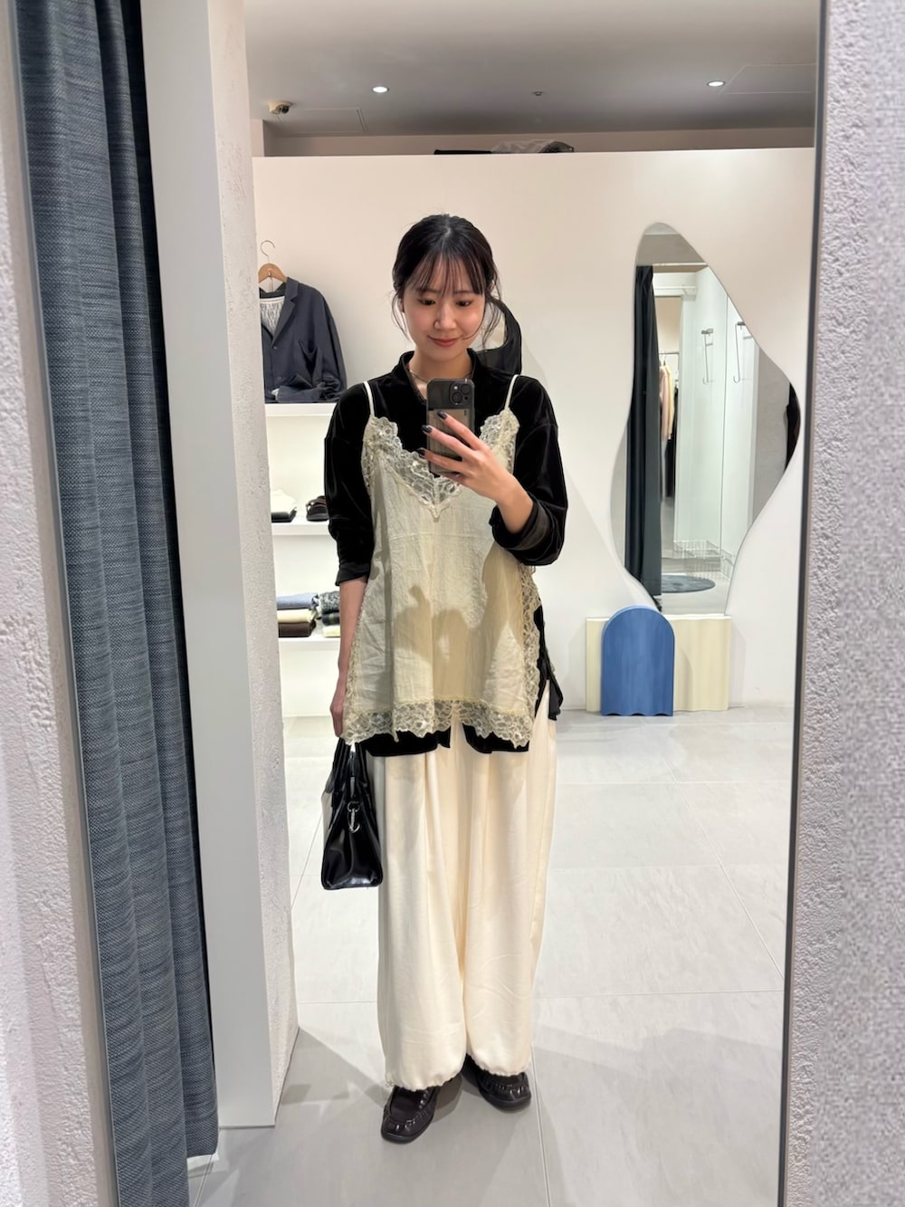 ホワイト系のその他パンツ、ブラック系のボストンバッグ、ブラウン系のシャツ/ブラウスを着用したレディースの冬コーディネートの2枚目の写真