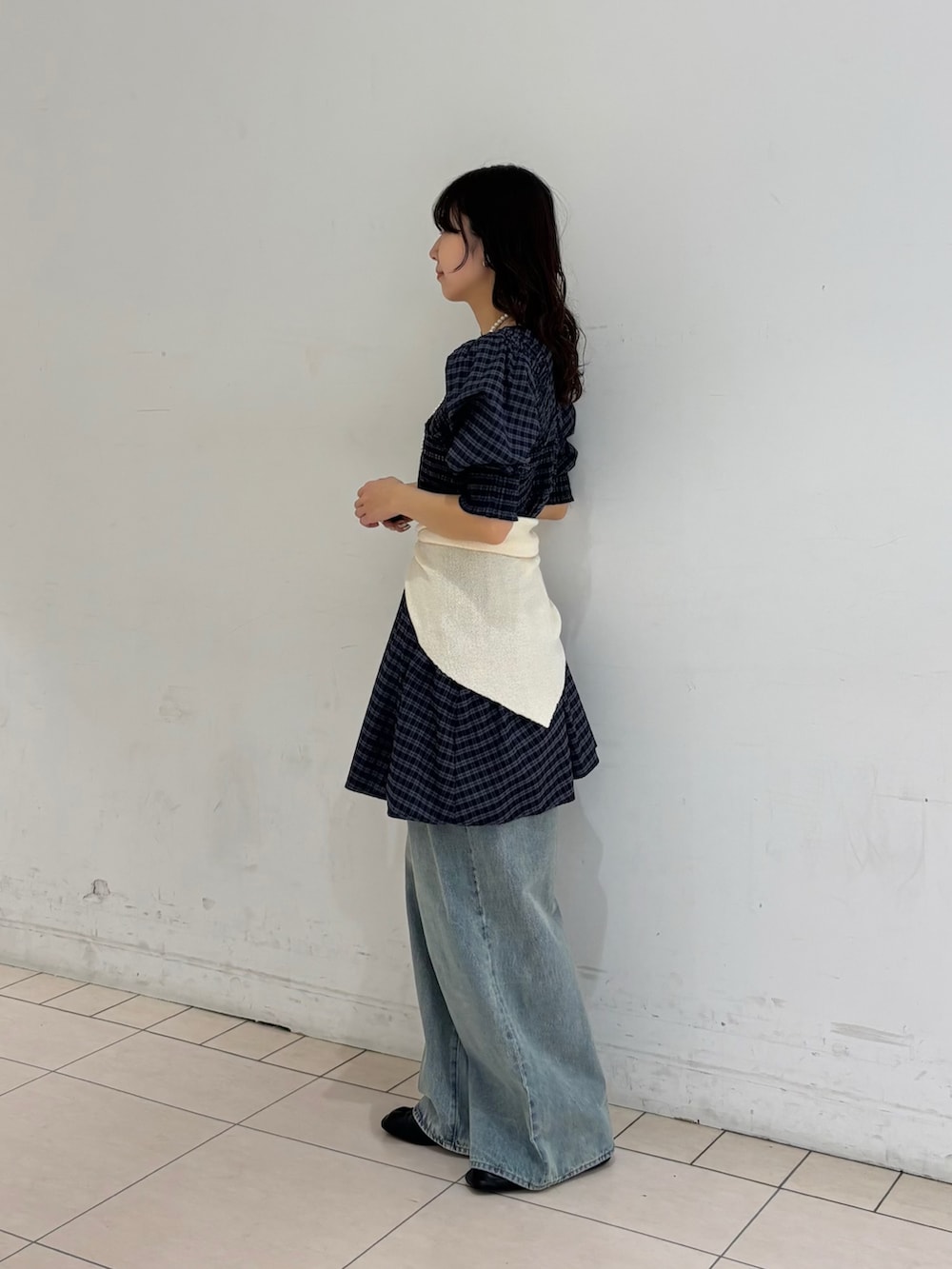 ブルー系のデニムパンツ、ブルー系のワンピース、ブラック系のその他シューズを着用したレディースの春コーディネートの2枚目の写真