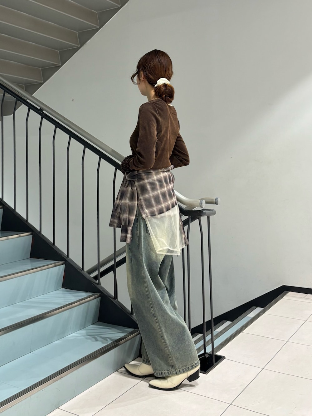 ブラウン系のTシャツ/カットソー、ブルー系のデニムパンツ、ブラウン系のシャツ/ブラウスを着用したレディースの秋コーディネートの2枚目の写真