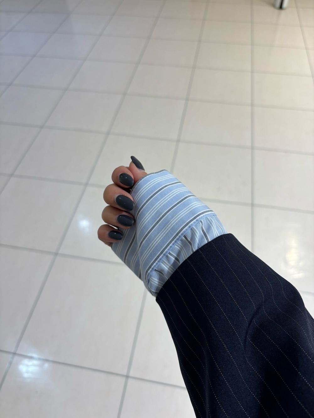 ブルー系のその他アウター、グレー系のその他パンツ、ホワイト系のTシャツ/カットソーを着用したレディースの冬コーディネートの4枚目の写真