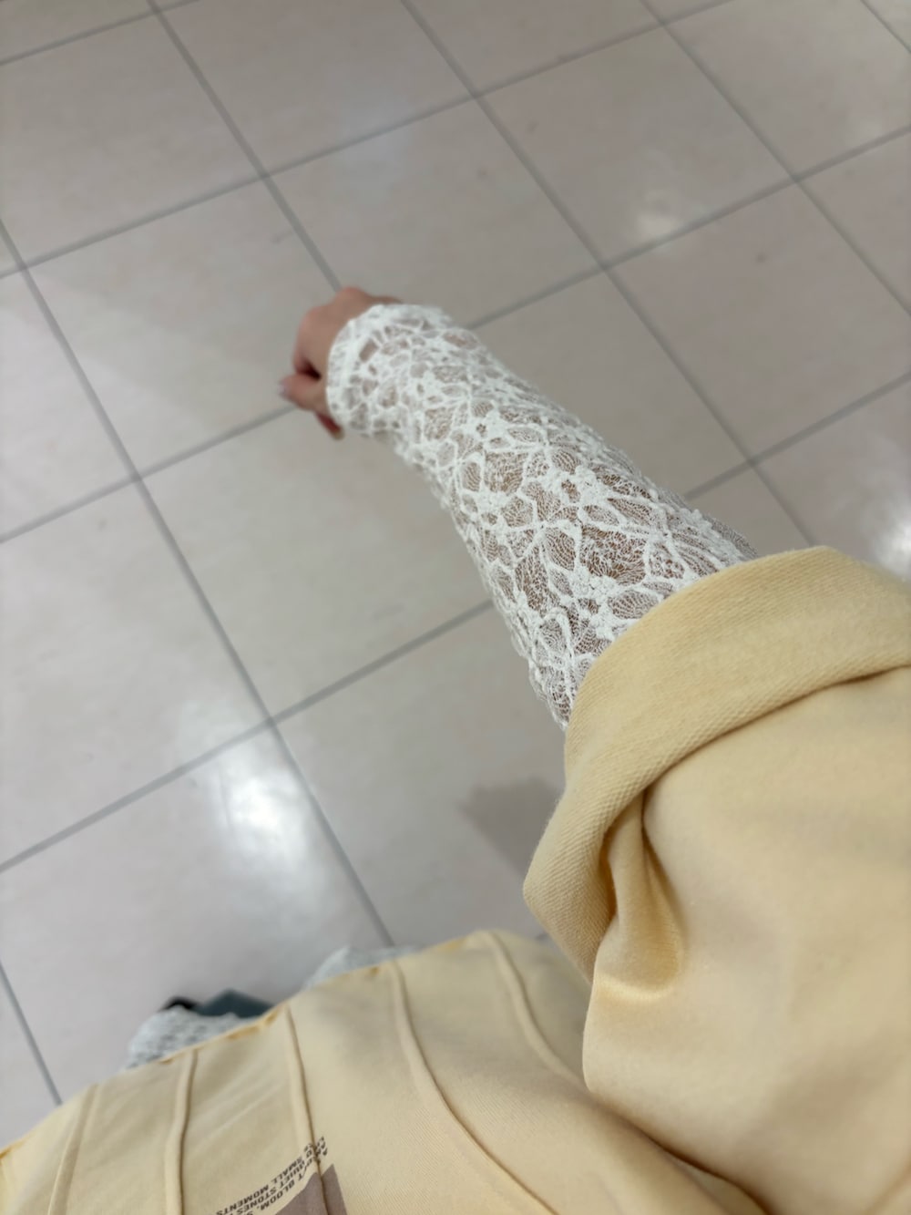 ブルー系のデニムパンツ、ホワイト系のワンピース、イエロー系のTシャツ/カットソーを着用したレディースの春コーディネートの6枚目の写真