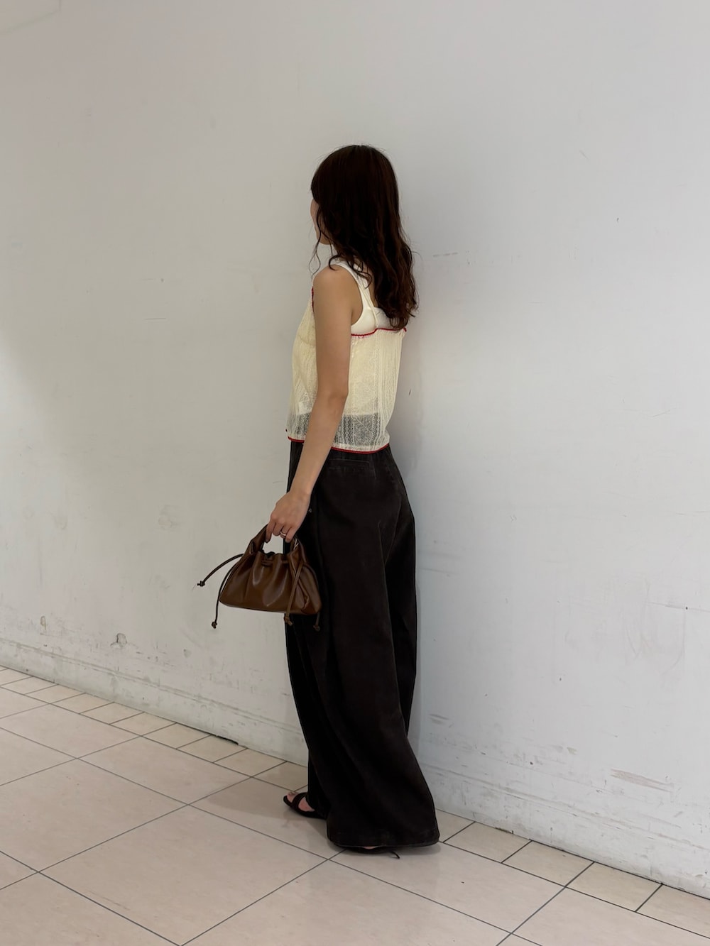 ブラウン系のその他パンツ、ブラウン系のハンドバッグ、ホワイト系のキャミソールを着用したレディースの夏コーディネートの2枚目の写真