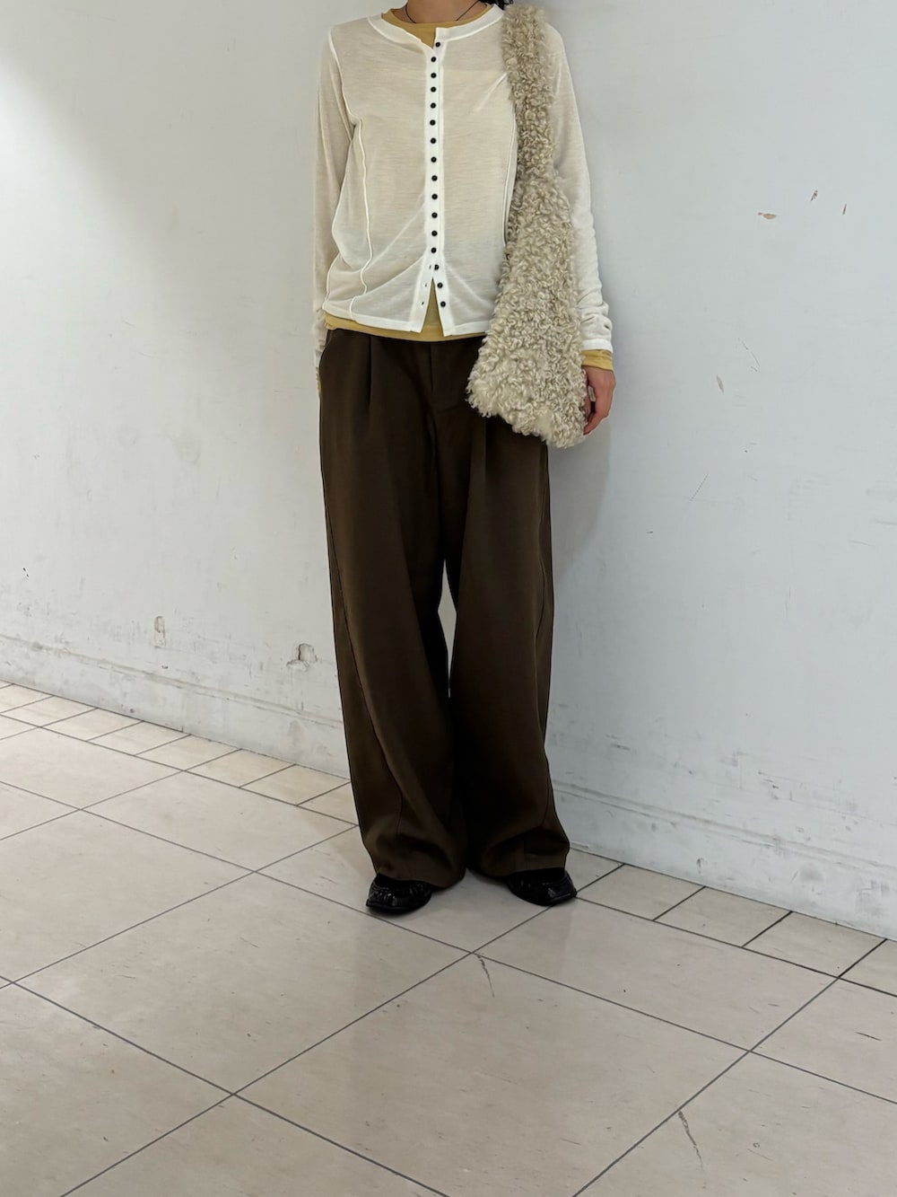 ブラウン系のその他パンツ、ホワイト系のTシャツ/カットソー、ホワイト系のショルダーバッグを着用したレディースの秋コーディネートの3枚目の写真