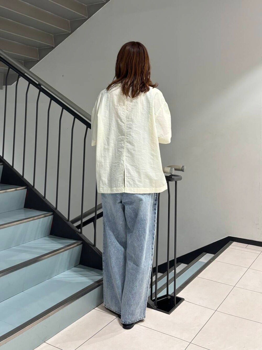 ブルー系のデニムパンツ、ホワイト系のシャツ/ブラウスを着用したレディースの夏コーディネートの3枚目の写真