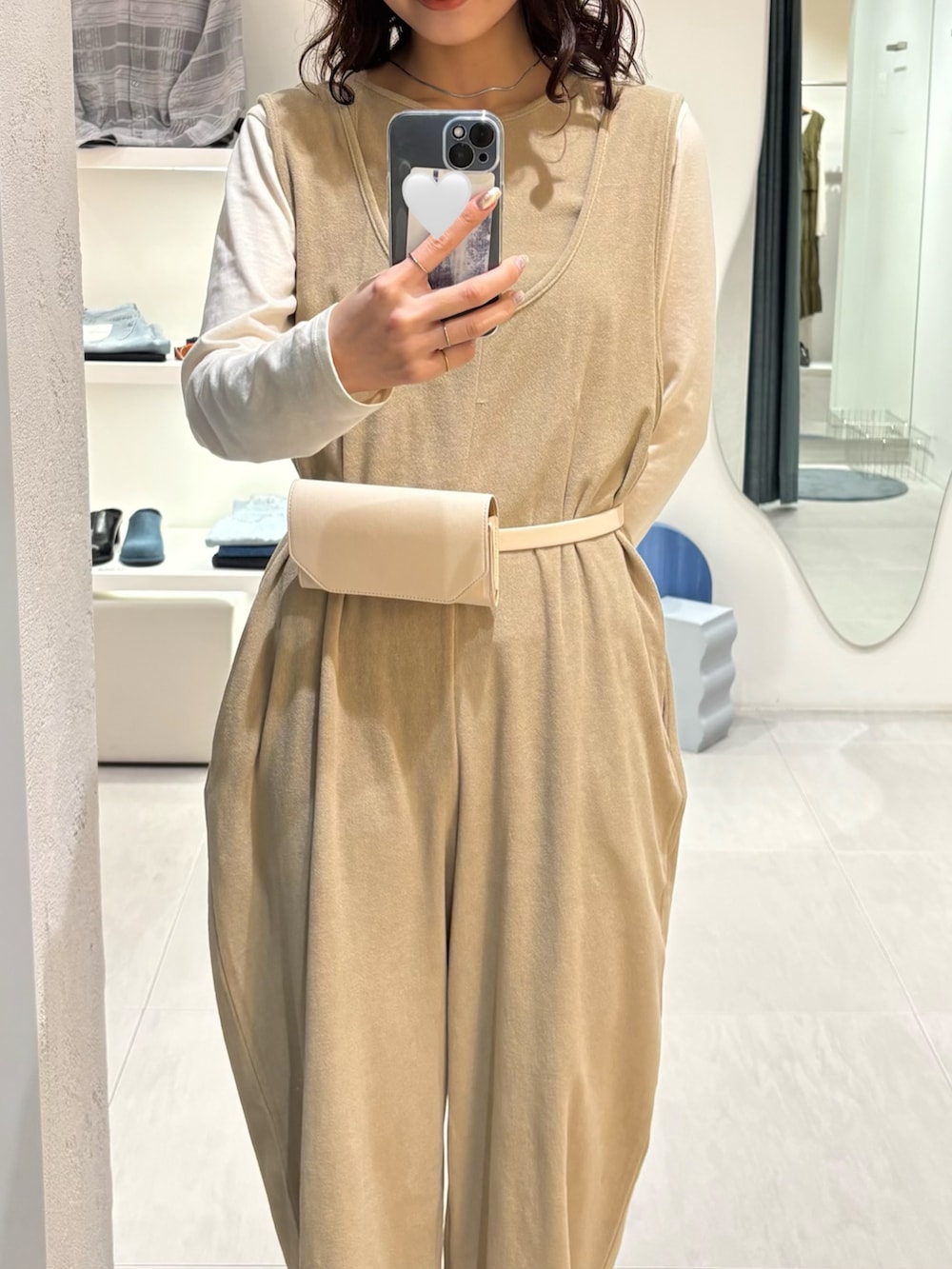 ベージュ系のその他パンツ、ホワイト系のボディバッグ/ウエストポーチ、ブラック系のその他シューズを着用したレディースの春コーディネートの3枚目の写真