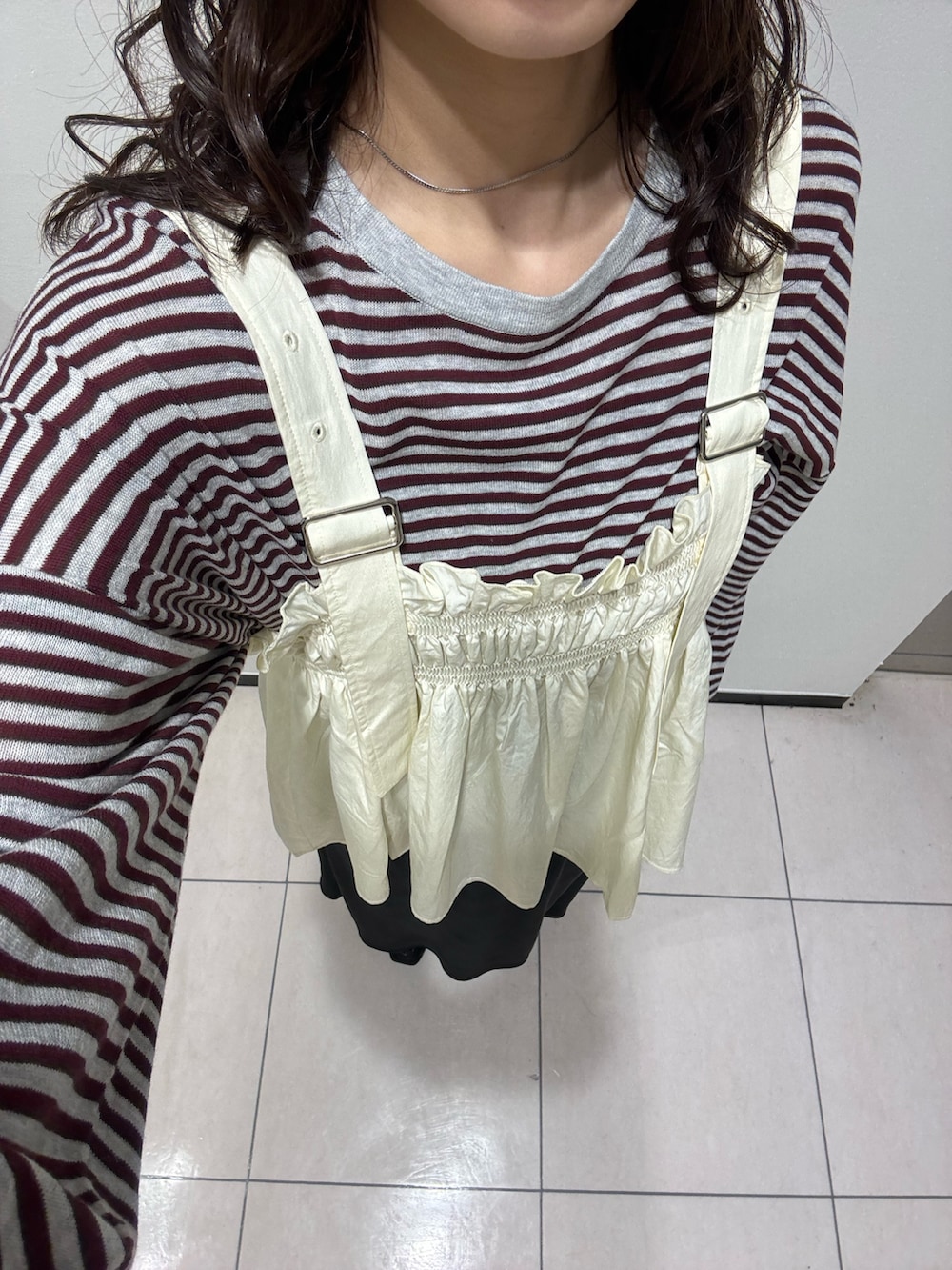 ブラック系のスカート、レッド系のニット/セーター、ホワイト系のその他トップスを着用したレディースの春コーディネートの7枚目の写真