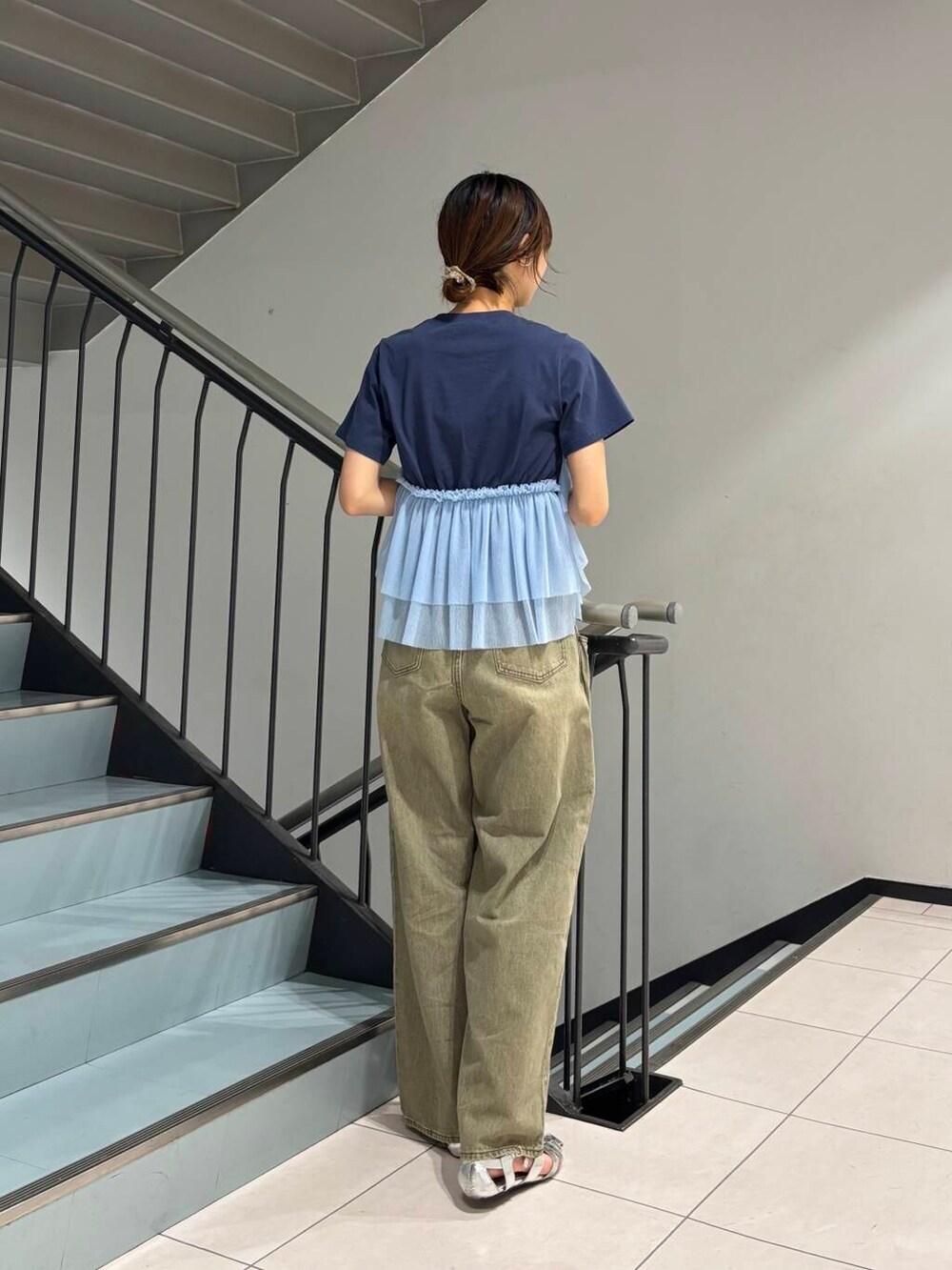 シルバー系のサンダル、ブルー系のTシャツ/カットソー、グリーン系のデニムパンツを着用したレディースの夏コーディネートの4枚目の写真