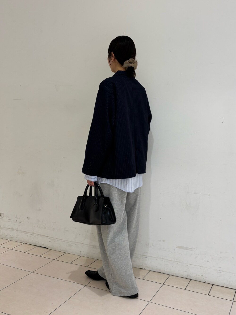 ブルー系のその他アウター、グレー系のその他パンツ、ホワイト系のTシャツ/カットソーを着用したレディースの冬コーディネートの3枚目の写真