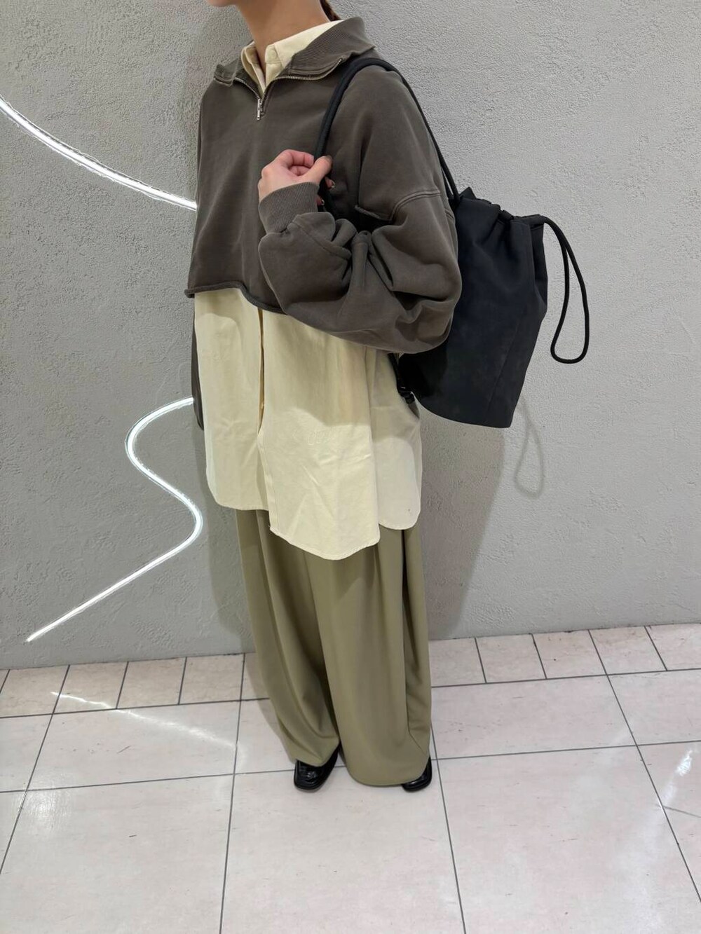 「カジュアル、KBF、春コーデ、高身長コーデ、イエベ、骨格ウェーブ、166cw」｜「KBFのワンショルダーボンサック（ショルダーバッグ、グレー系）」を使った、ゆいさん（レディース・166cm）の冬コーディネートの4枚目の写真
