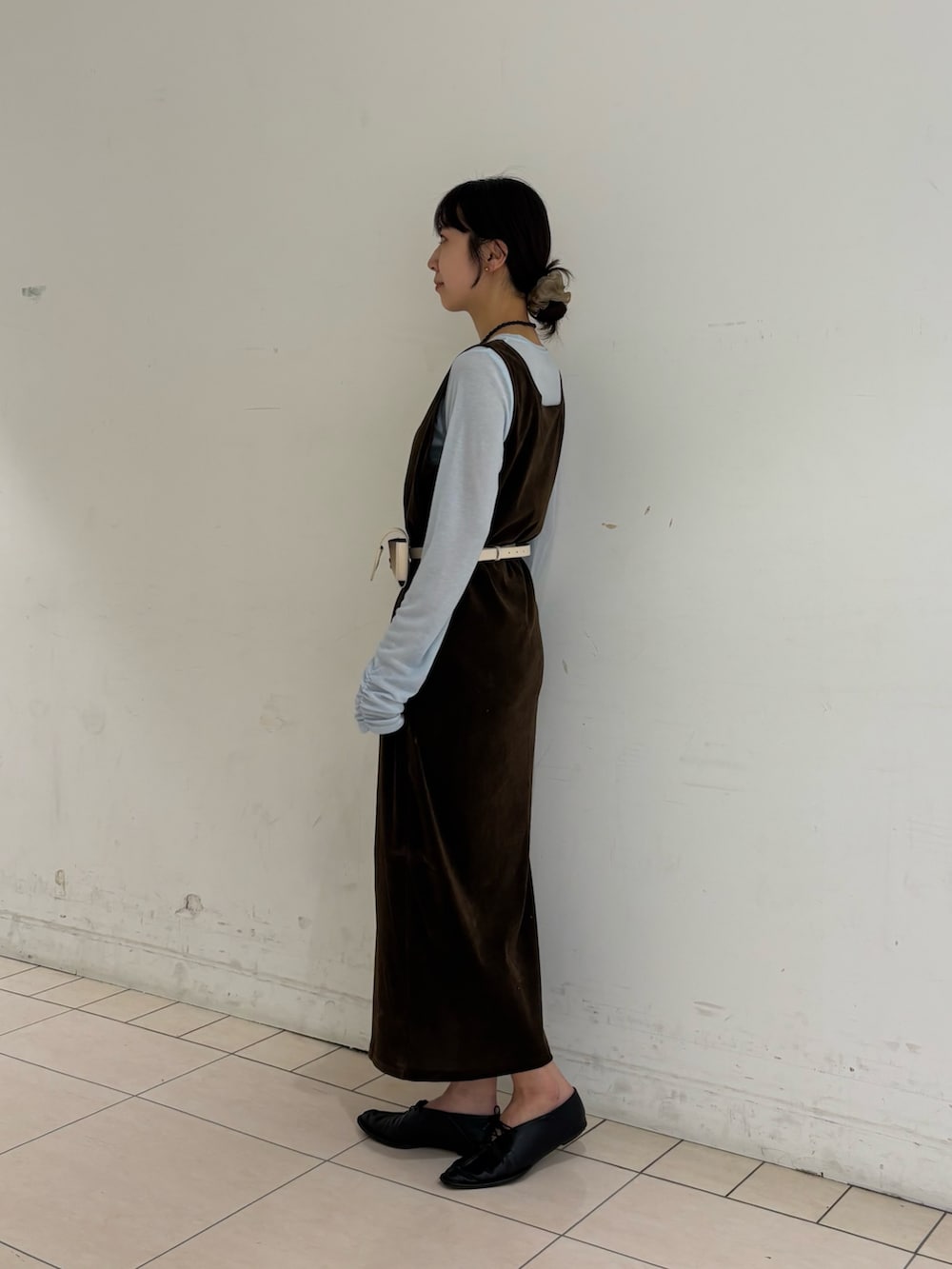 ブラウン系のワンピース、グレー系のTシャツ/カットソー、ホワイト系のボディバッグ/ウエストポーチを着用したレディースの春コーディネートの3枚目の写真