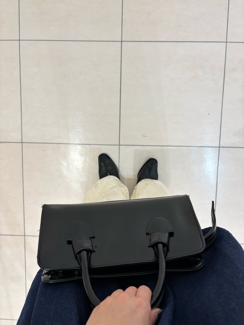 ブルー系のワンピース、ホワイト系のシャツ/ブラウス、ブラック系のボストンバッグを着用したレディースの冬コーディネートの6枚目の写真