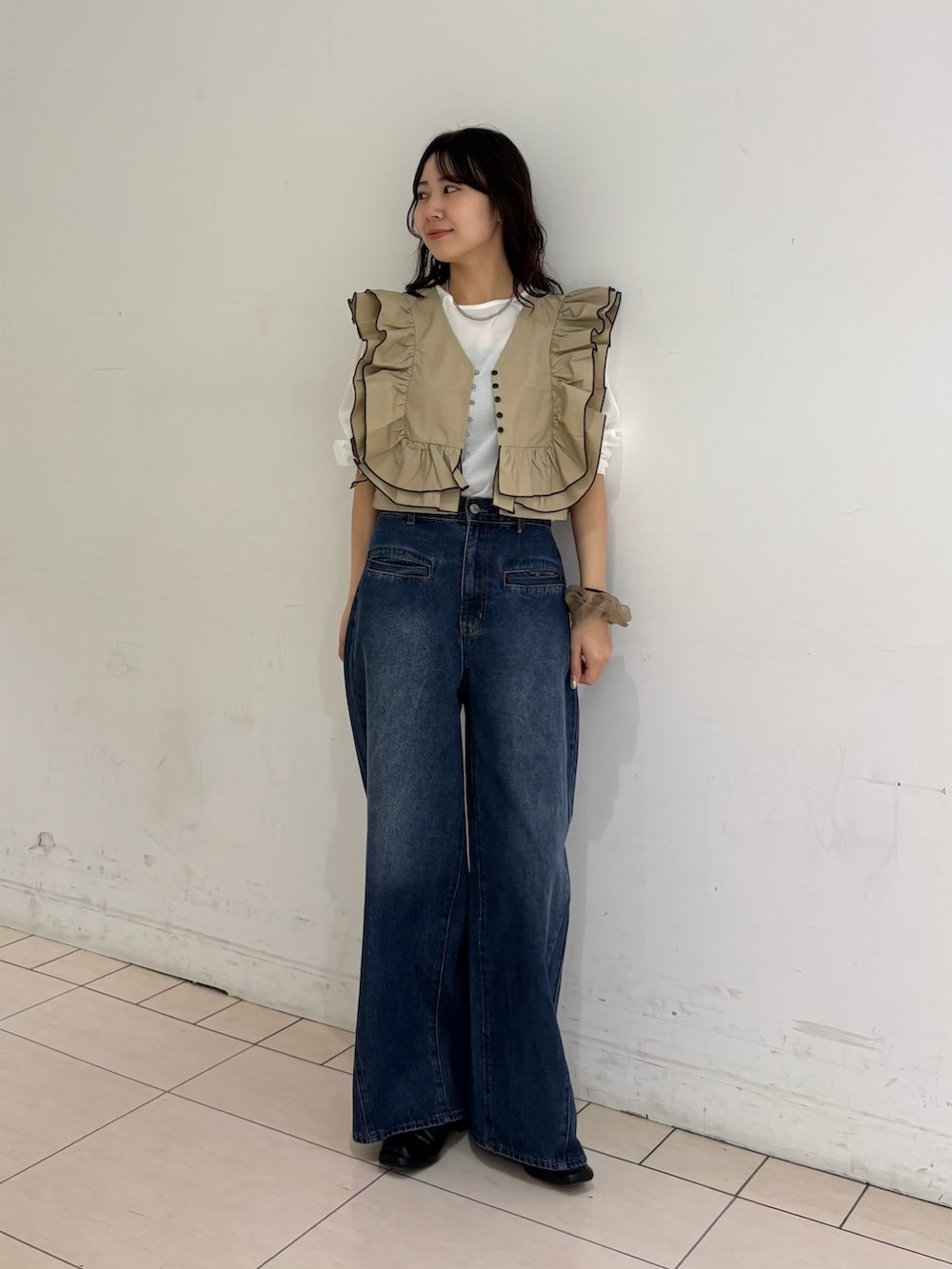 ブルー系のデニムパンツ、ベージュ系のシャツ/ブラウス、ホワイト系のTシャツ/カットソーを着用したレディースの春コーディネートの2枚目の写真