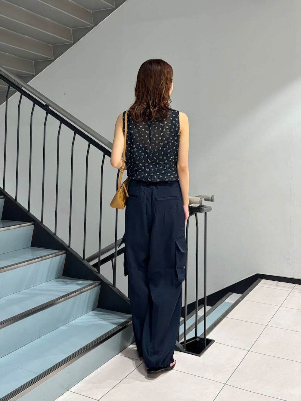 ホワイト系のショルダーバッグ、ブルー系のその他パンツ、ブルー系のシャツ/ブラウスを着用したレディースの夏コーディネートの2枚目の写真